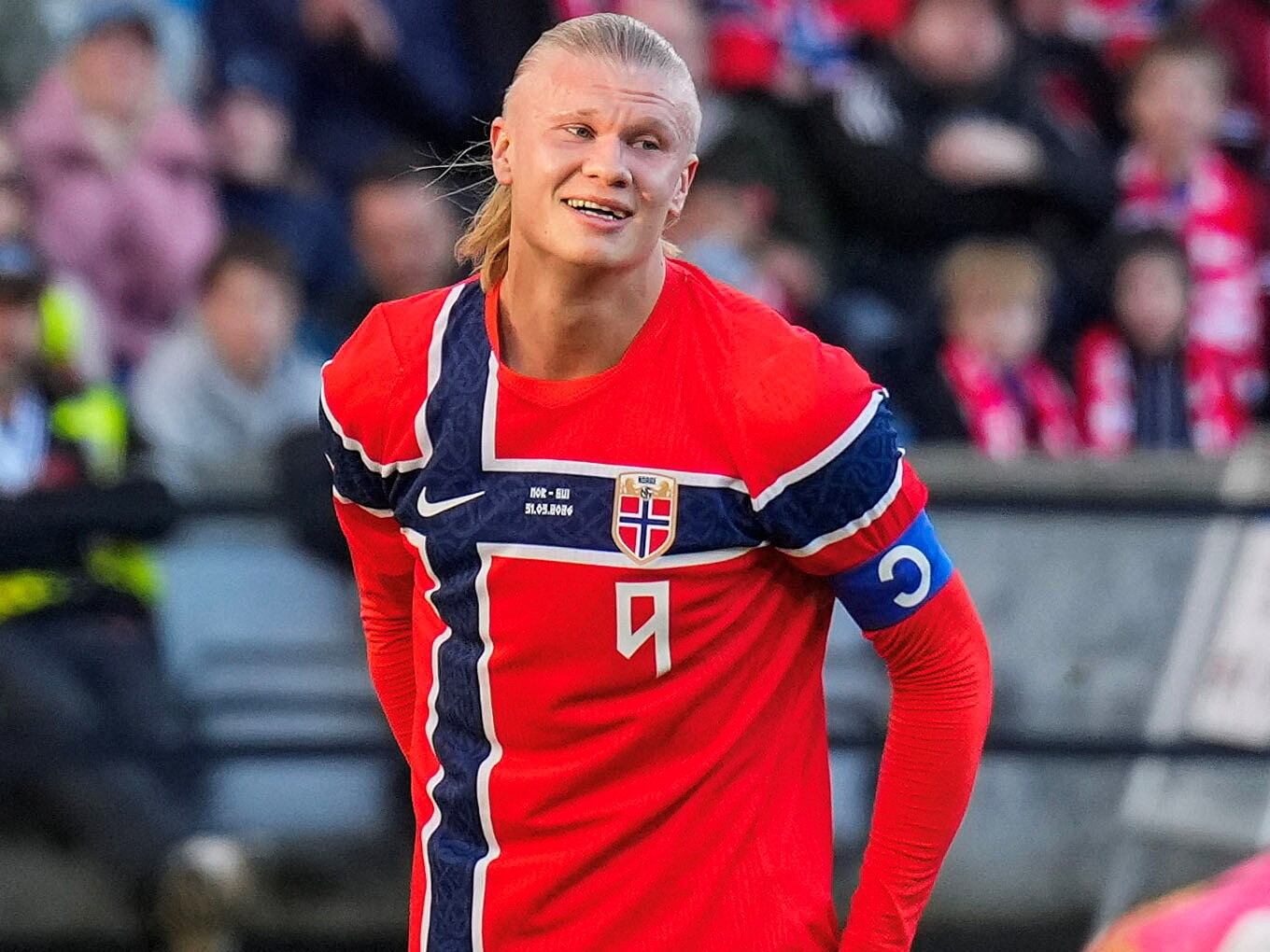 Erling Haaland, la gran esperanza de Noruega, con la camiseta titular (Fredrik Varfjell/NTB via REUTERS)