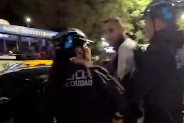 Ataque de furia en Constitución: un venezolano discutió con un colectivero, destruyó la unidad con un fierro y terminó detenido