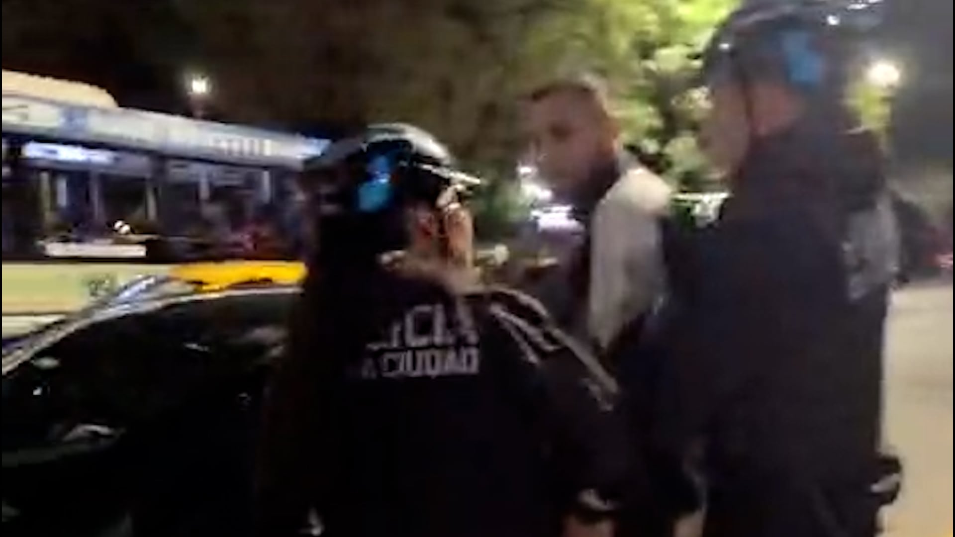 Ataque de furia en Constitución: un venezolano discutió con un colectivero, destruyó la unidad con un fierro y terminó detenido