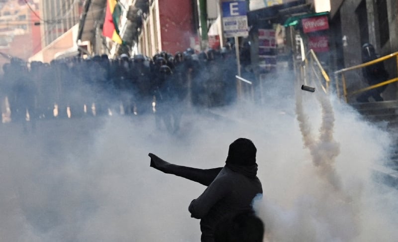 Un manifestante lanza un bote de gas lacrimógeno hacia la policía durante una marcha que pide la dimisión del presidente de Bolivia, Rodrigo Paz, mientras la crisis económica y de combustible del país se agrava debido a la escasez de dólares estadounidenses y a la caída de la producción nacional de energía, en La Paz, Bolivia. May 18, 2026. REUTERS/Claudia Morales