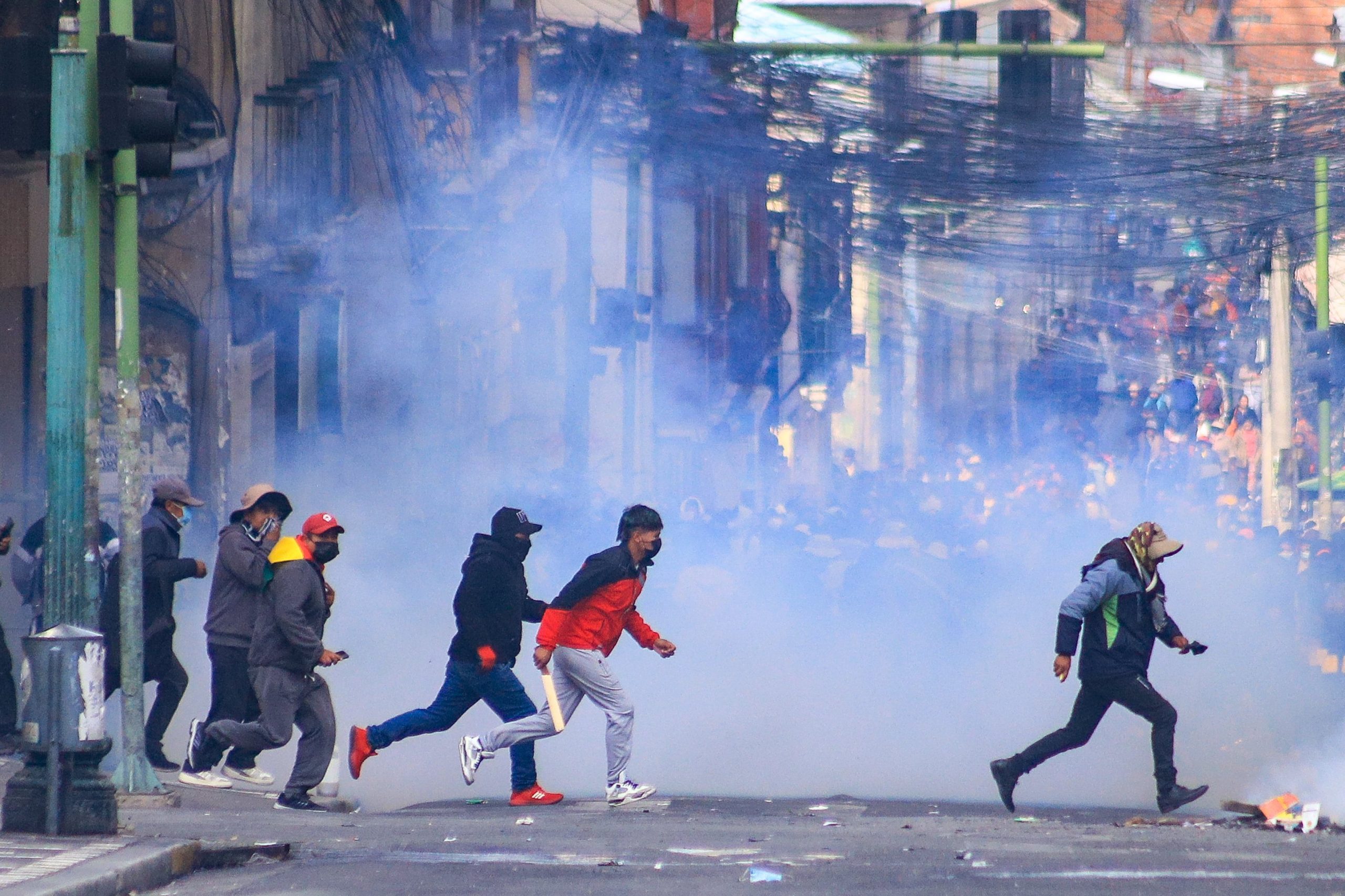 Ataques contra instituciones públicas, saqueos y destrozos: las protestas contra Rodrigo Paz desataron caos en La Paz