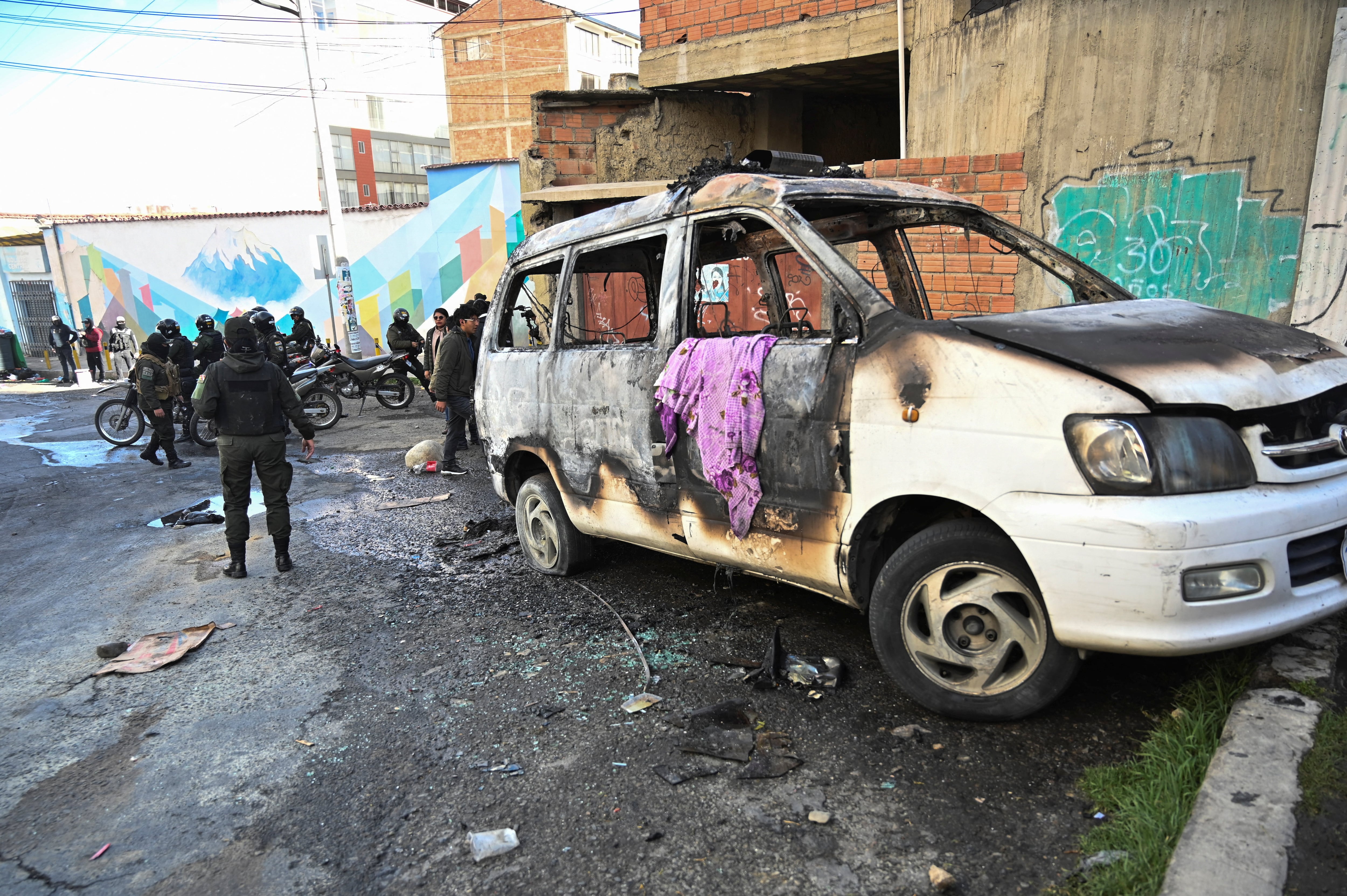 Ataques contra instituciones públicas, saqueos y destrozos: las protestas contra Rodrigo Paz desataron caos en La Paz (REUTERS)