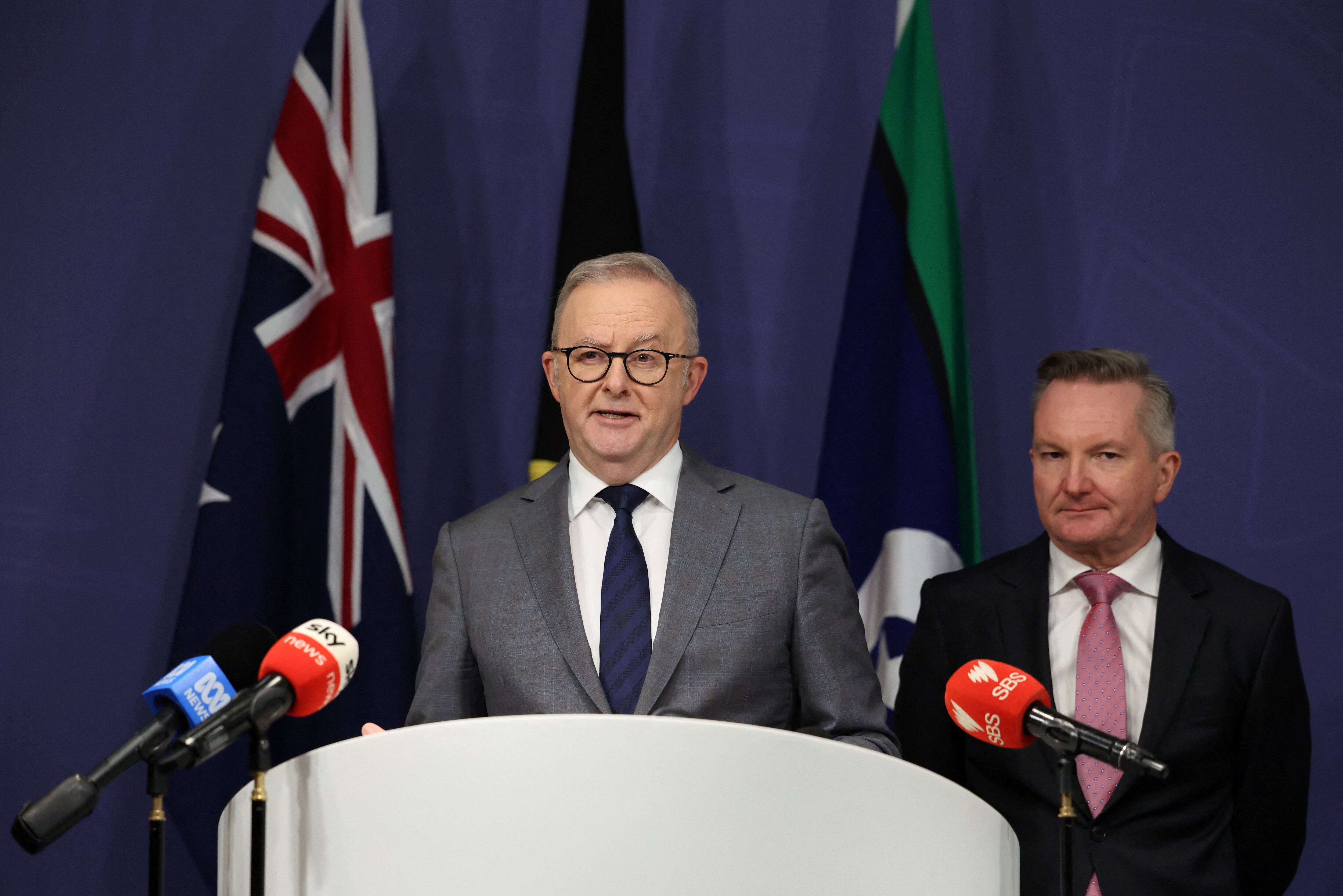 El primer ministro australiano, Anthony Albanese, habla durante una conferencia de prensa junto al ministro de Cambio Climático y Energía, Chris Bowen, tras una reunión virtual del Gabinete Nacional, en Sídney, Australia, el 23 de abril de 2026 (REUTERS/Hollie Adams)