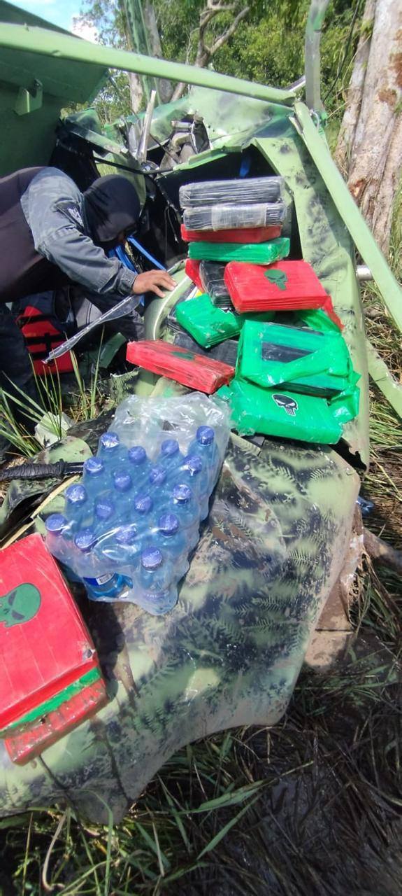 La Policía de Control de Drogas, el Servicio Nacional de Guardacostas y la Fuerza Pública aseguraron la zona y las evidencias tras la fuga de los tripulantes. (Cortesía: Ministerio de Seguridad Pública)