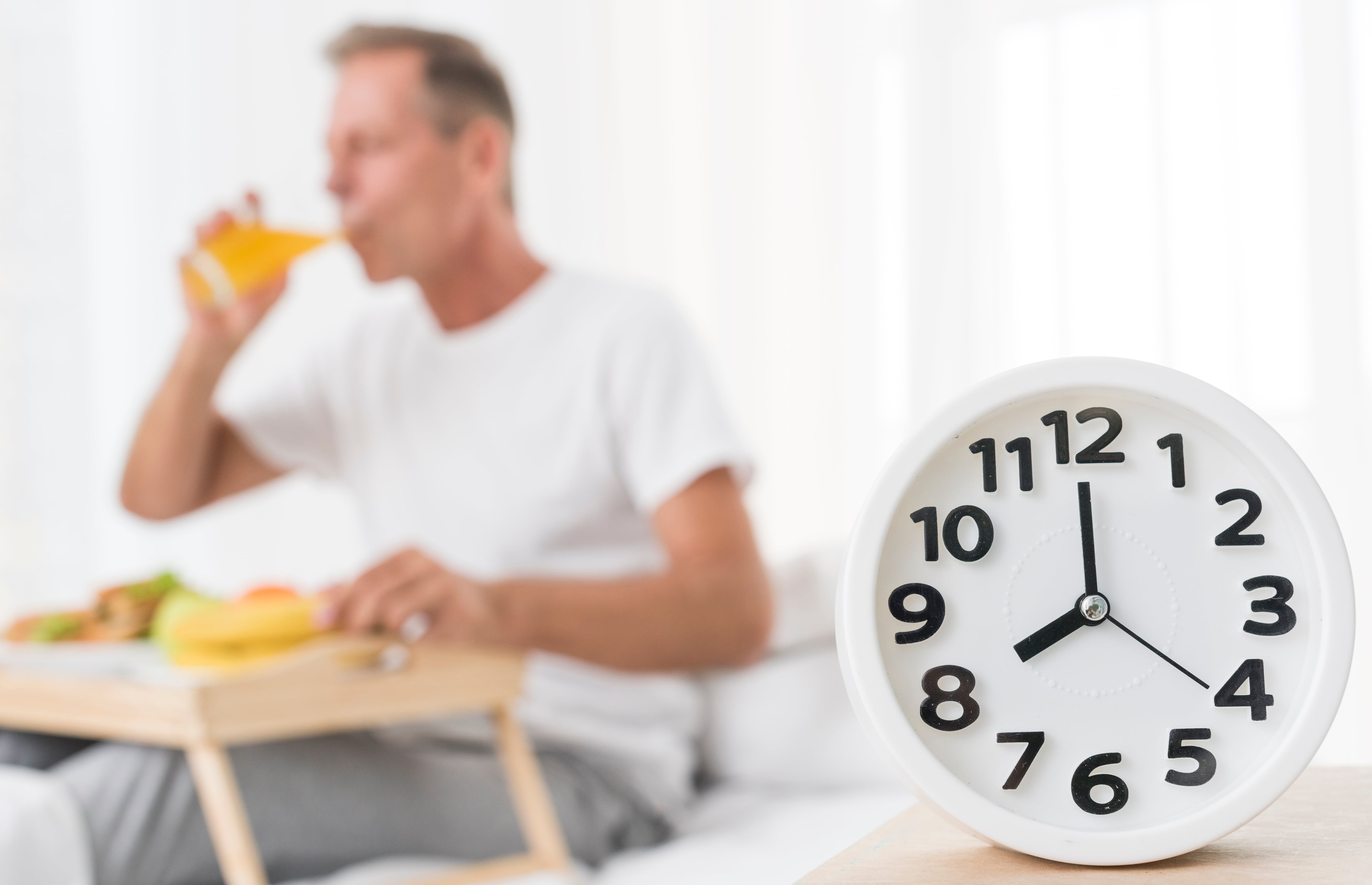 Un análisis publicado en Nutrients recopiló evidencia de 31 estudios y concluyó que los beneficios del ayuno intermitente dependen de la moderación (Freepik)