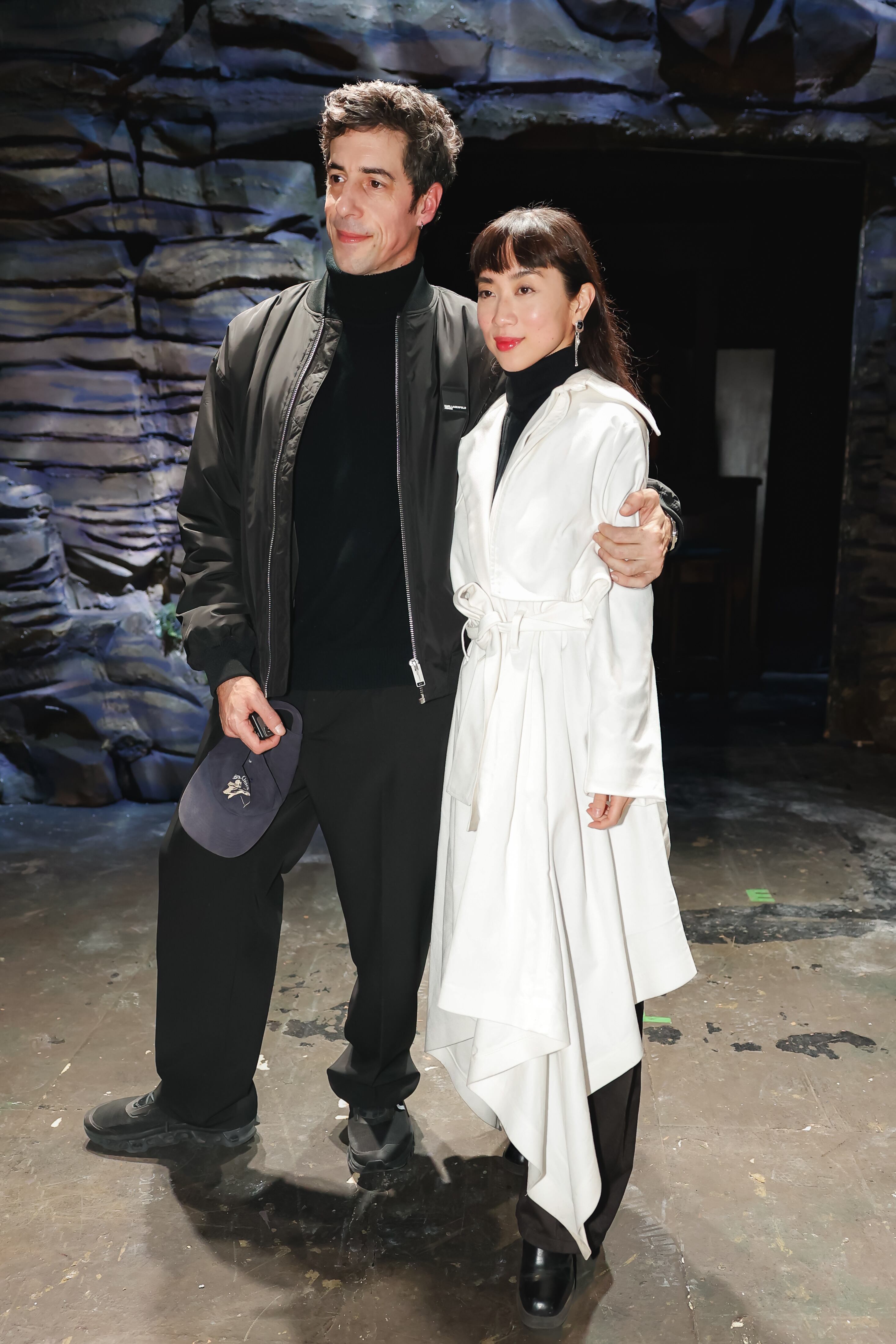 Esteban Lamothe y su pareja, la actriz Débora Nishimoto, posan juntos en el Multiteatro (Crédito: RSFOTOS)