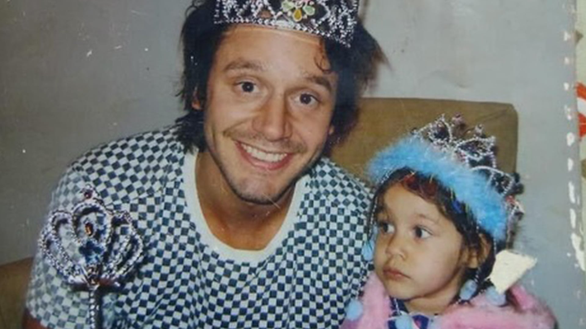 Benjamín Vicuña sonríe junto a su hija Blanca, ambos luciendo coronas de juguete en una conmovedora fotografía compartida como un recuerdo familiar.