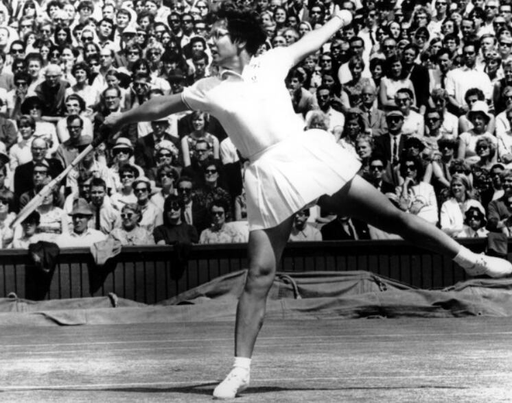 Figura clave en la historia del tenis, su legado deportivo incluye victorias decisivas y el impulso de la igualdad en las canchas (AP Photo/Archivo)