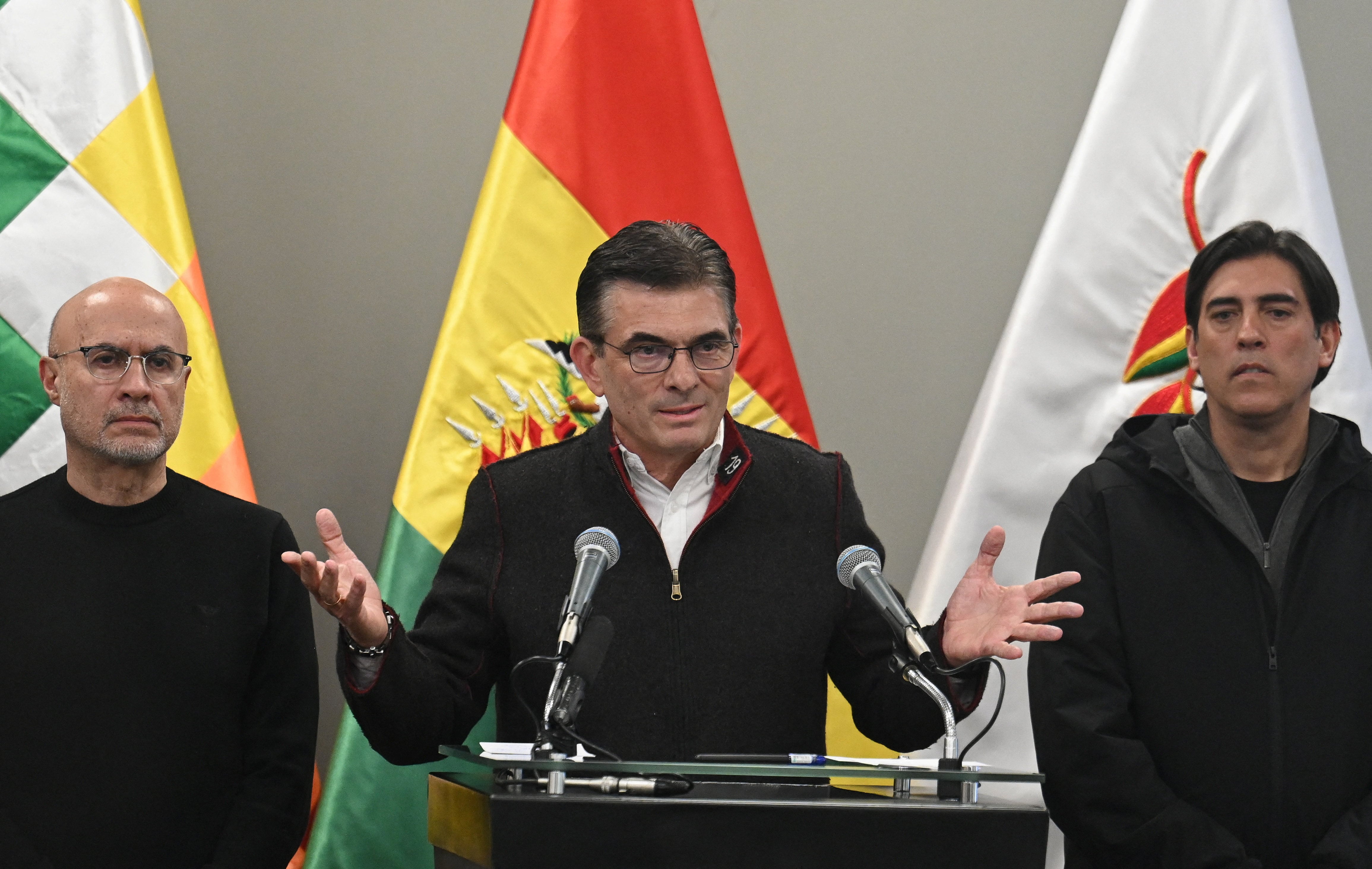 El presidente boliviano Rodrigo Paz brinda una conferencia de prensa flanqueado por dos ministros. 20 de mayo de 2026. REUTERS/Claudia Morales