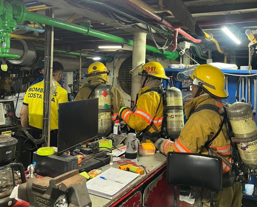 La práctica buscó fortalecer la coordinación interinstitucional ante incidentes marítimos en el Golfo de Nicoya. Crédito: Bomberos de Costa Rica
