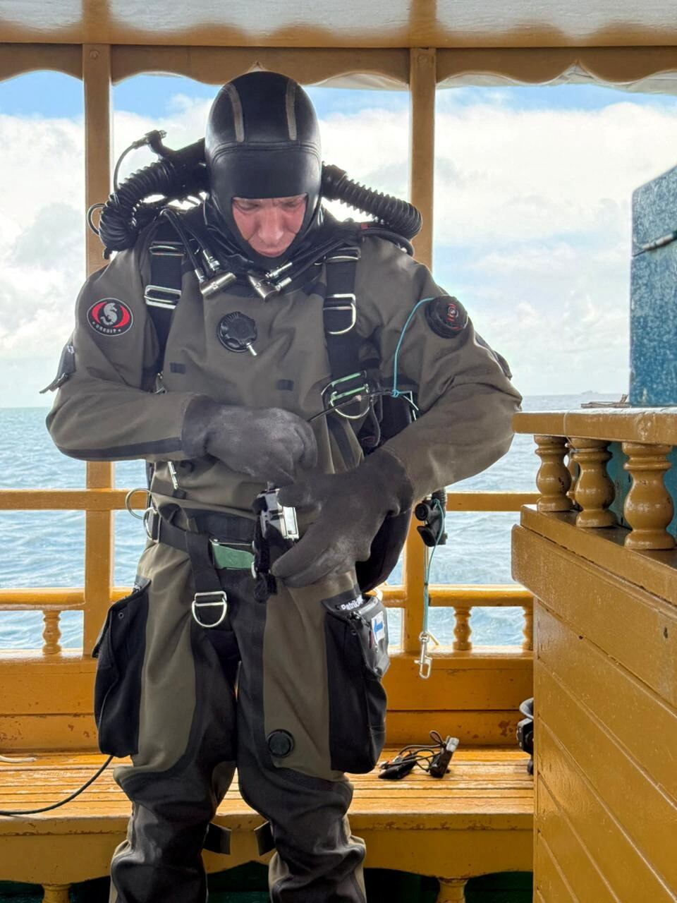 Un buzo finlandés del equipo de DAN Europe se prepara para la operación de recuperación de los cuatro italianos muertos en las cuevas submarinas del atolón de Vaavu, Maldivas. (Maldives President's Office/Reuters)