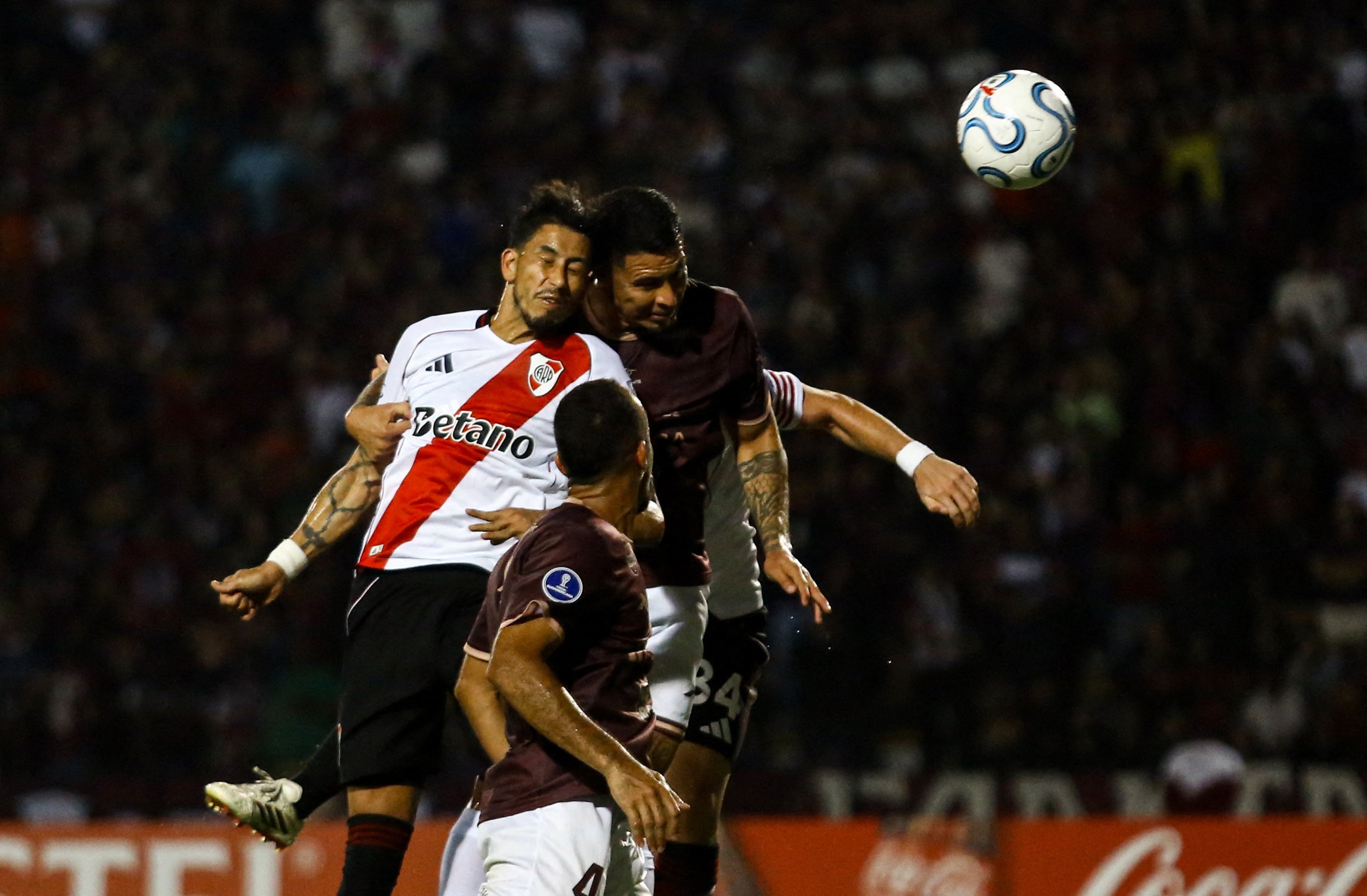 El cabezazo de Maximiliano Meza para poner el 1-0 (REUTERS/Juan Carlos Hernandez)