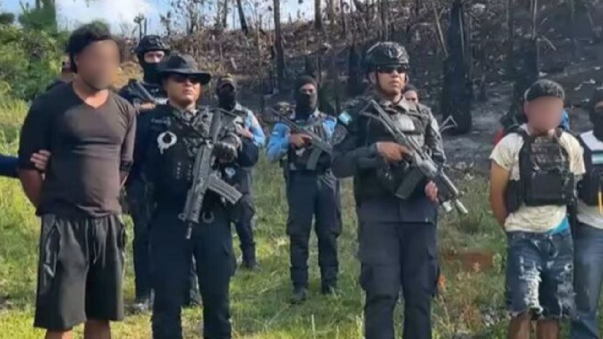 Armas de grueso calibre, municiones y droga decomisada a los sicarios durante la operación ejecutada (Cortesía Tiempo).