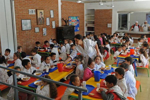 Cada vez nacen menos uruguayos y las aulas se vacían de a poco: prevén una caída masiva de la matrícula