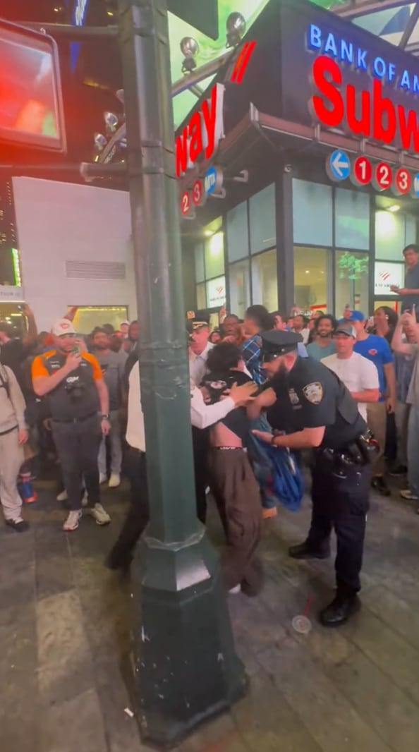 Durante la madrugada, la policía reportó algunos arrestos por incidentes durante los festejos en la vía pública (@KnicksMuse/X)