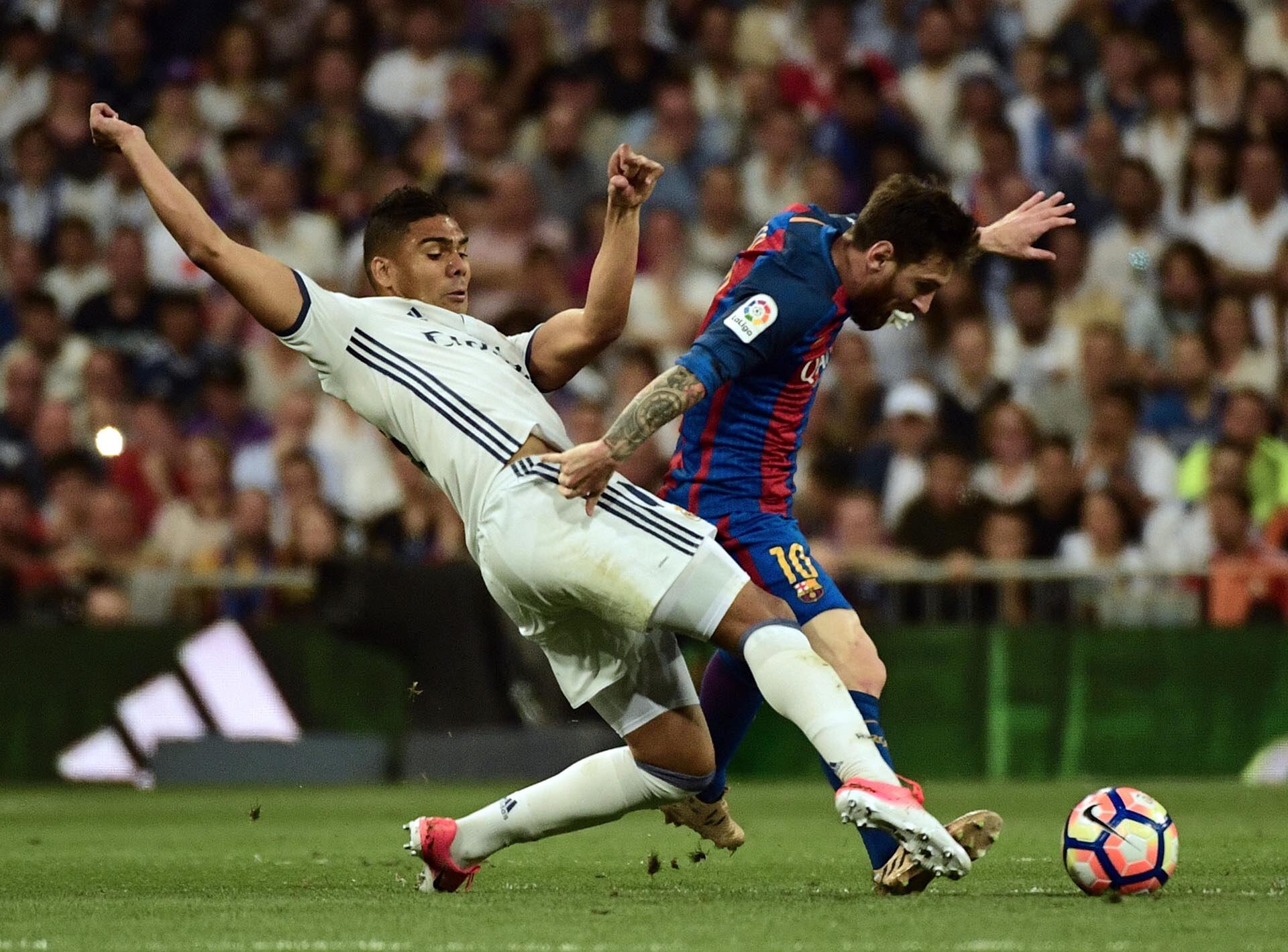 La presión y la intensidad de los clásicos entre Real Madrid y Barcelona marcaron la carrera de Casemiro en la élite europea (AFP/PIERRE-PHILIPPE MARCOU)