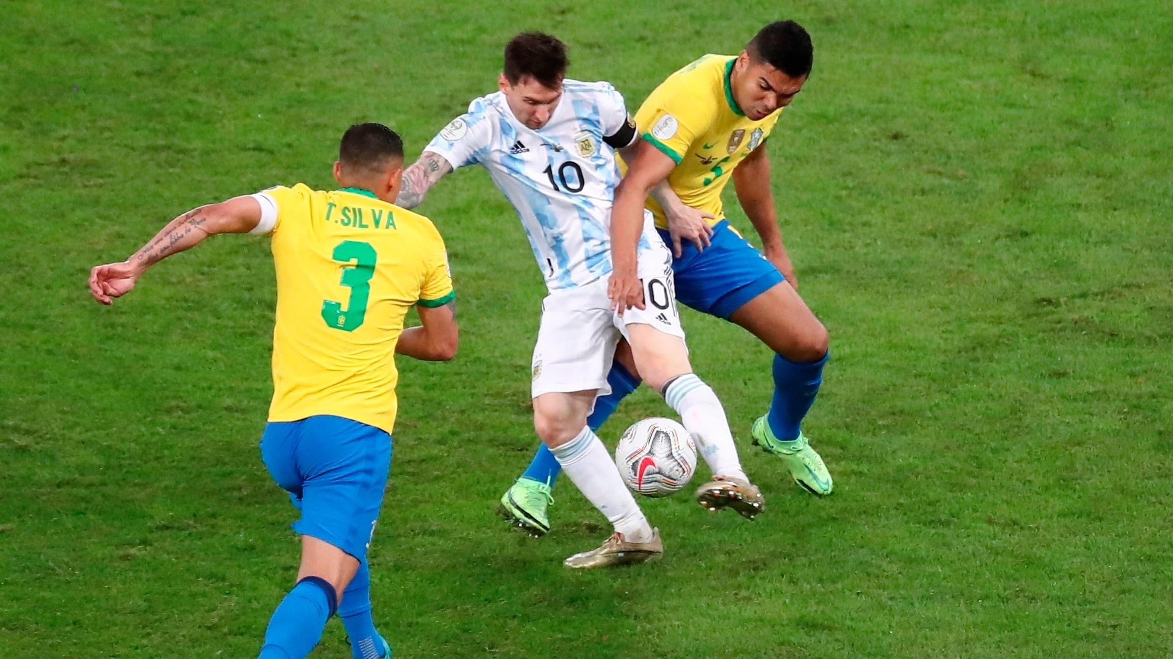 Casemiro afirma que frenar a Lionel Messi es imposible y describe la necesidad de apoyo colectivo en el fútbol de élite (EFE/Sebastiao Moreira)