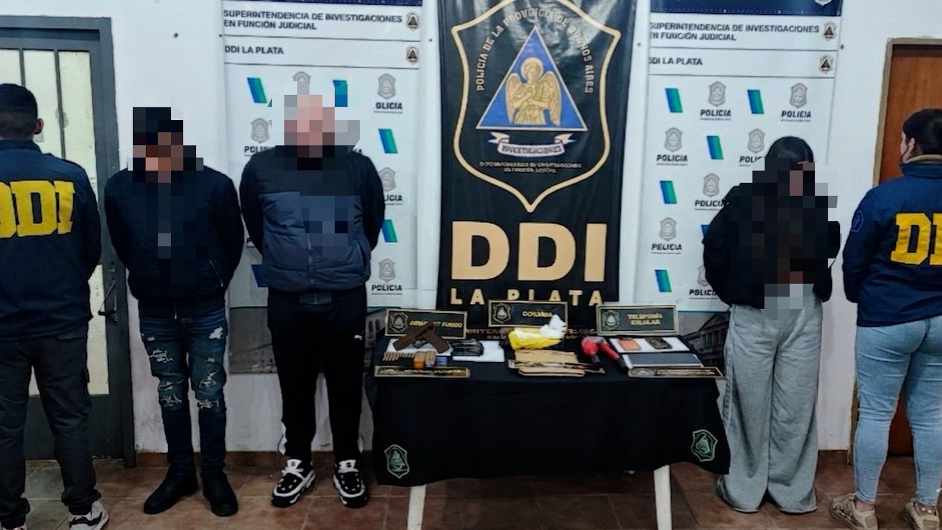 Tres personas, incluyendo al delincuente Valentín Salvatierra, fueron detenidas en un operativo policial de la DDI La Plata