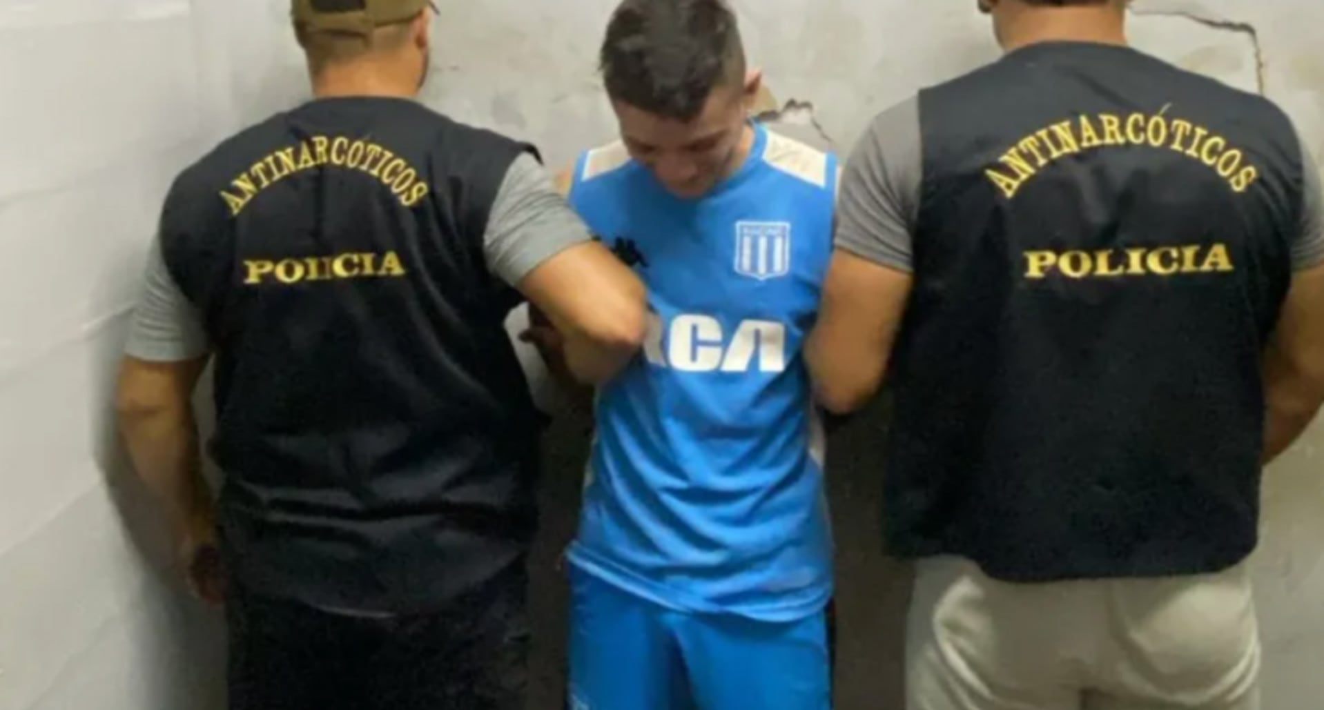Un hombre es detenido por dos agentes de la división Antinarcóticos de la Policía, implicado en una causa de drogas en Chaco (Diario Chaco)