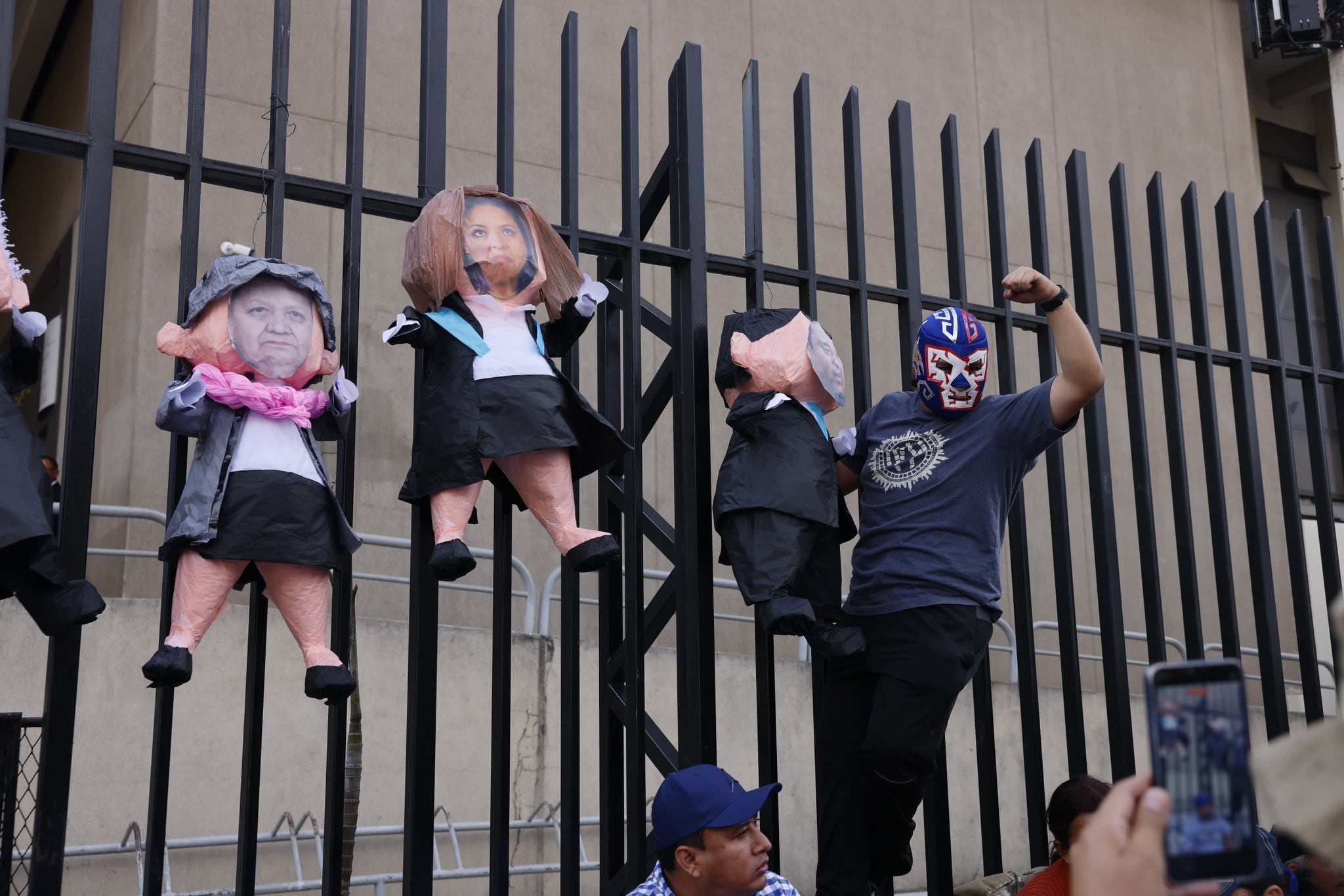 Manifestaciones, pancartas y piñatas protagonizaron la concentración frente al Ministerio Público como rechazo al periodo de impunidad atribuido a Consuelo Porras. (Cortesía: Diario De Centro América)