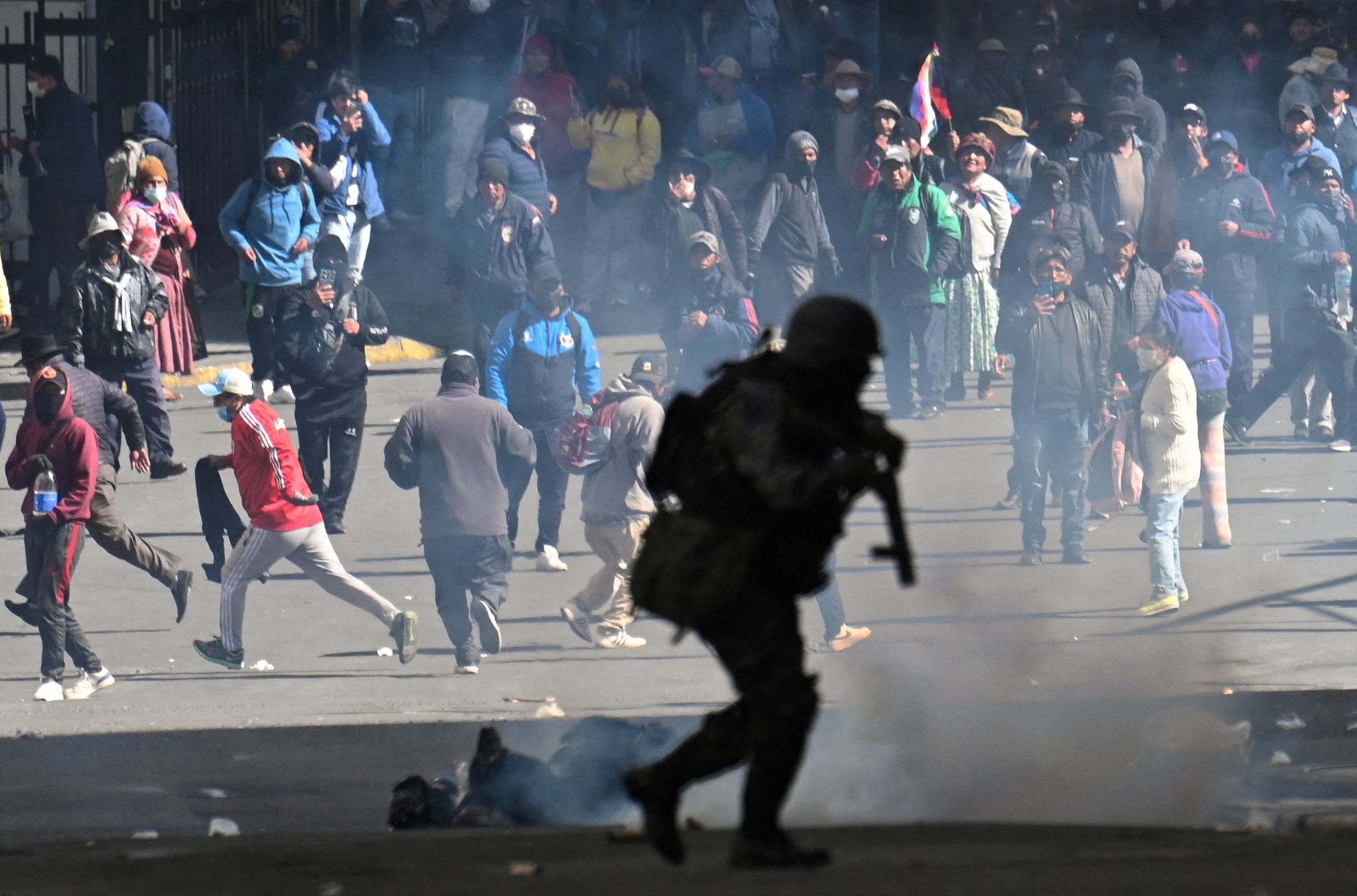 Un agente de policía corre delante de los manifestantes durante una marcha en La Paz, Bolivia, el 25 de mayo de 2026
REUTERS/Claudia Morales