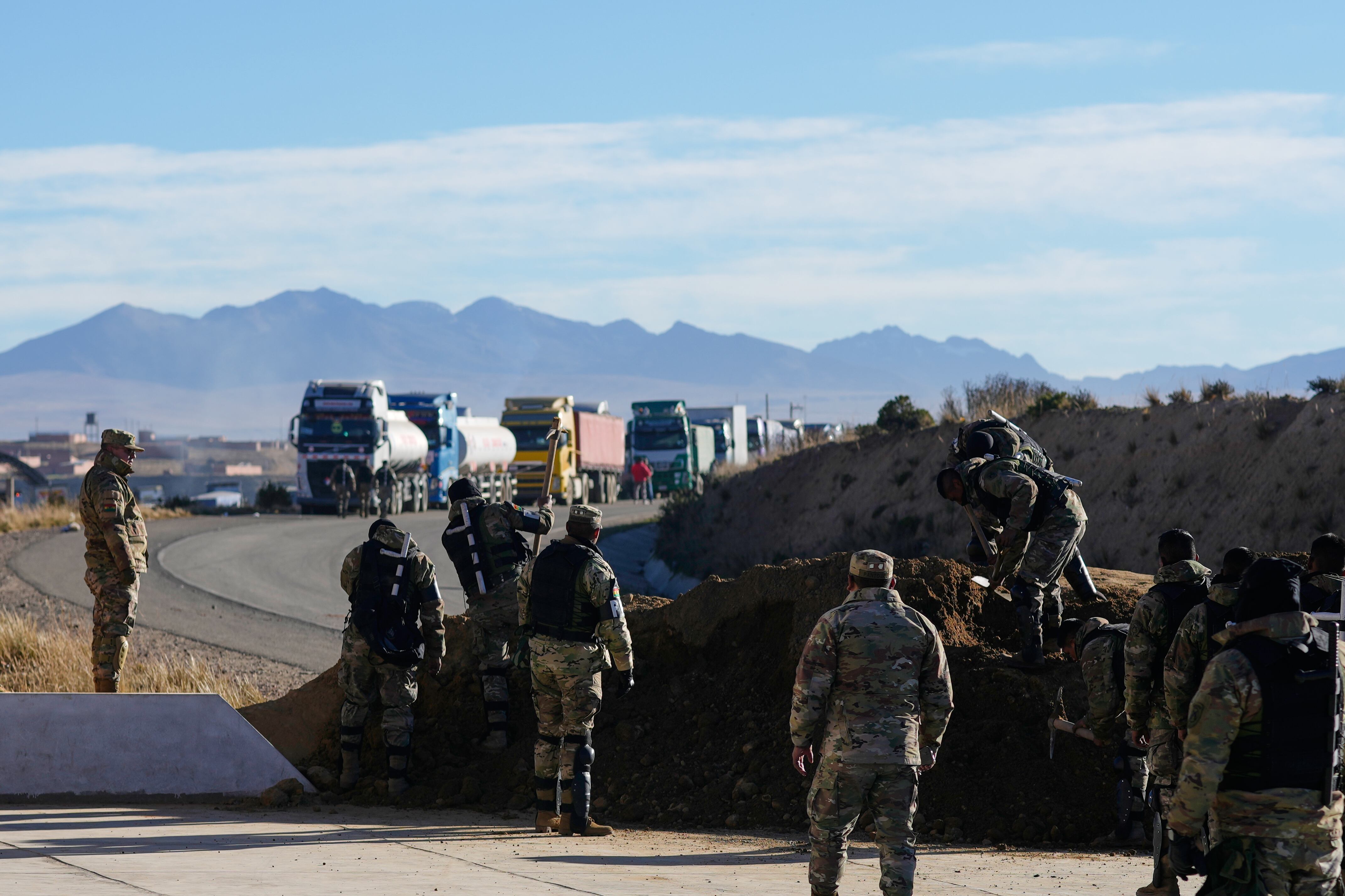 Soldados despejan barricadas instaladas por manifestantes en una autopista cerca de El Alto, Bolivia, el sábado 16 de mayo de 2026
(Foto AP/Juan Karita)