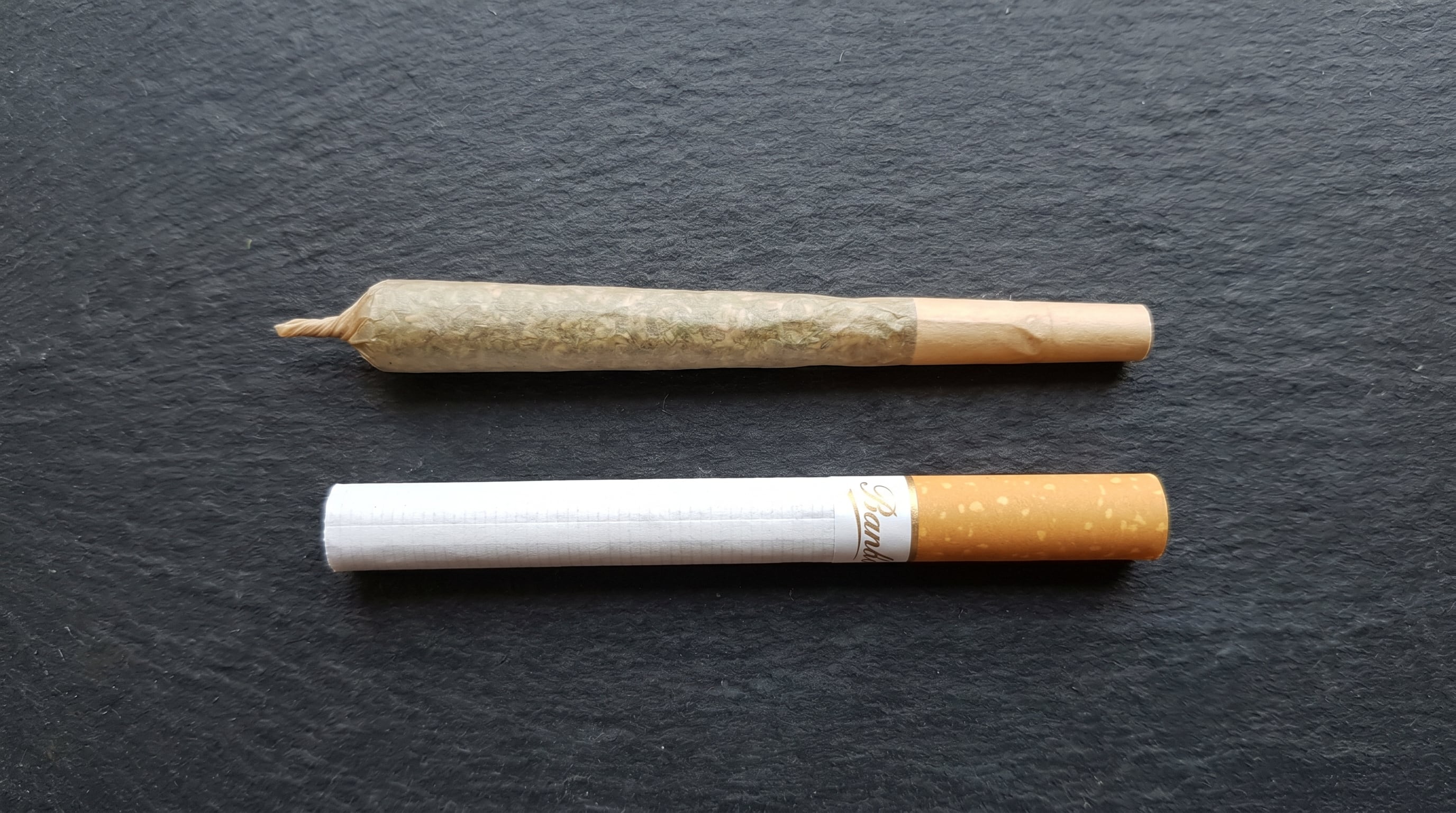 El consumo frecuente de cannabis durante la adolescencia se asocia con un inicio más temprano de la esquizofrenia (Imagen Ilustrativa Infobae)