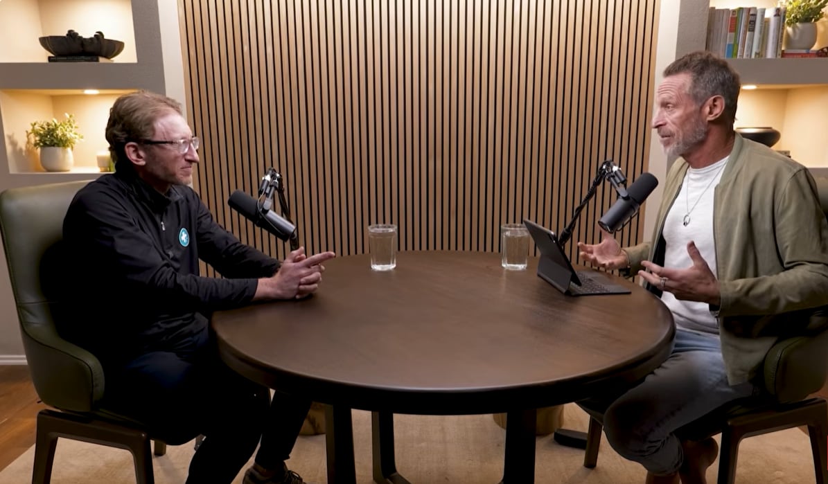 Las recomendaciones de Mark Hyman en el podcast incluyen estabilizar el azúcar en sangre, practicar respiración profunda y priorizar el entrenamiento de fuerza (YouTube: Mark Hyman, MD)