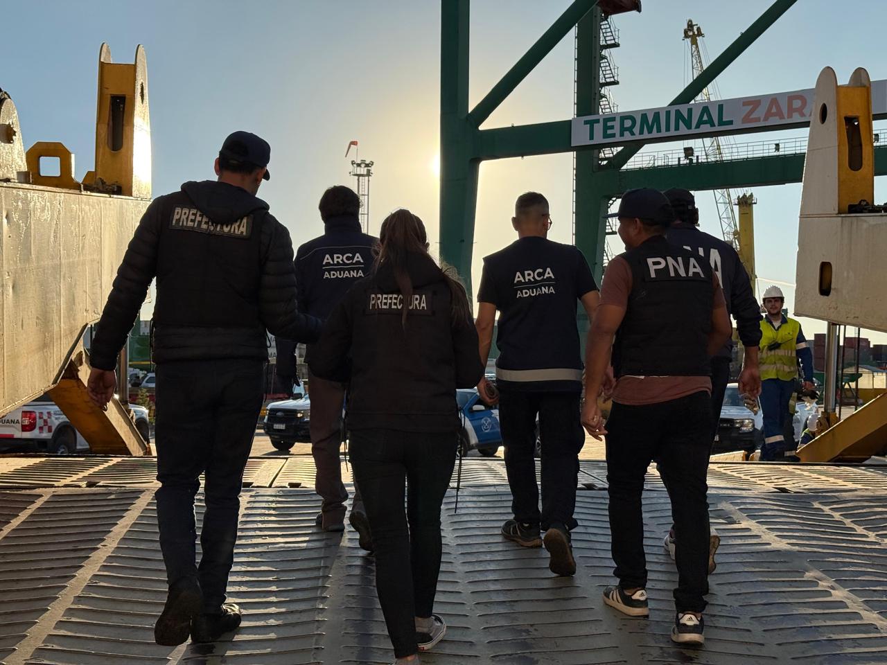 Agentes de ARCA ingresan al buque