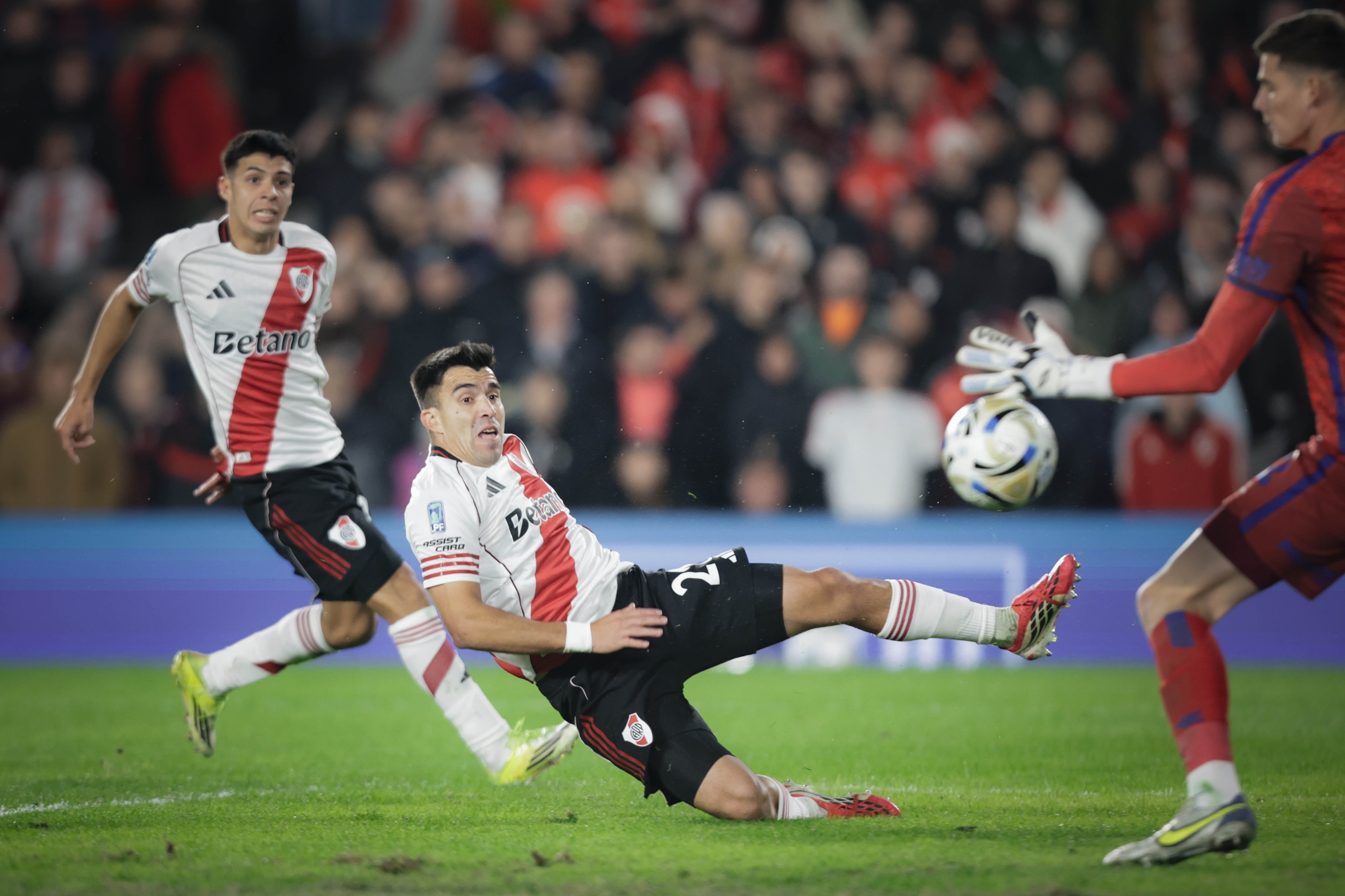 Tras una jugada colectiva entre Juanfer Quintero y Acuña, River empató y estiró la definición al alargue (FOTOBAIRES)