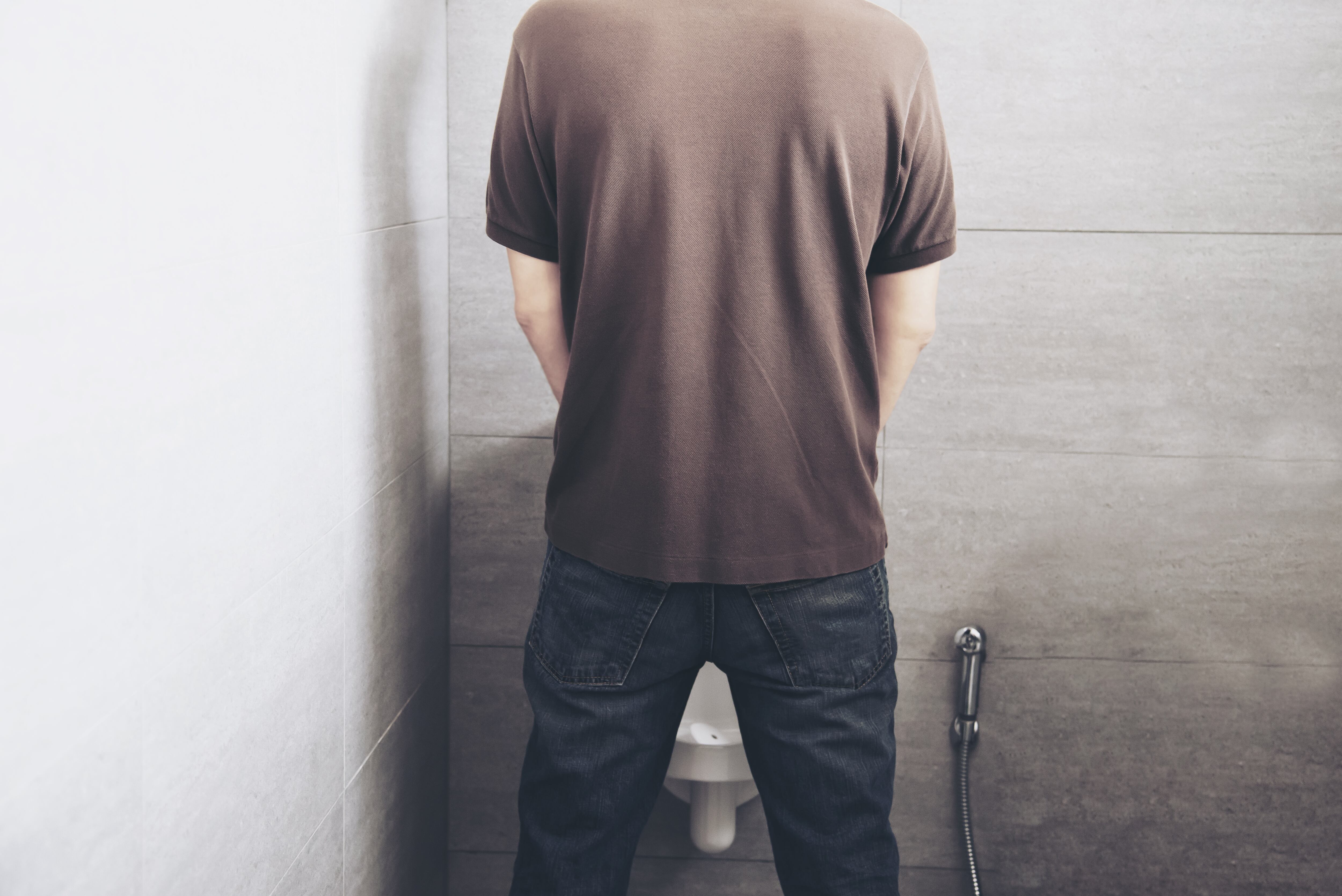 Un chorro débil y la sensación de vaciado incompleto figuran entre los síntomas más comunes (Crédito: Freepik)