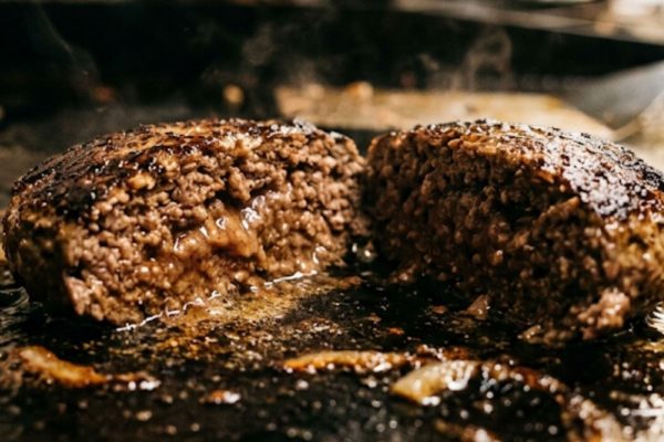 Cómo el consumo de hamburguesas poco cocidas aumenta el riesgo de infecciones graves