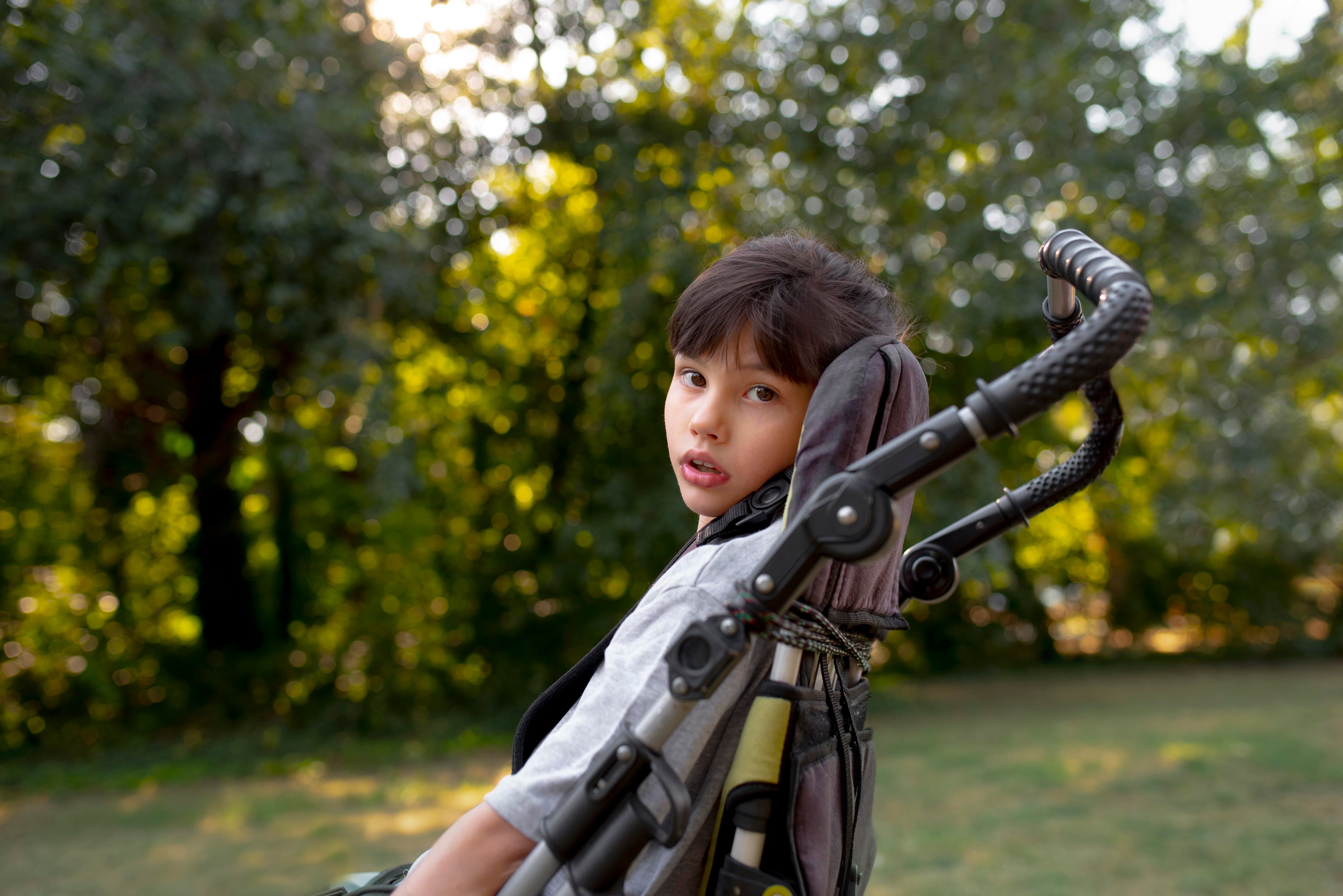 La atrofia muscular espinal tipo II afecta a niños y causa debilidad progresiva por una mutación en el gen SMN1, clave para la función muscular ( Freepik)