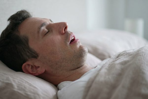 Cómo impactan los ronquidos en la salud cardiovascular y en la vida de pareja