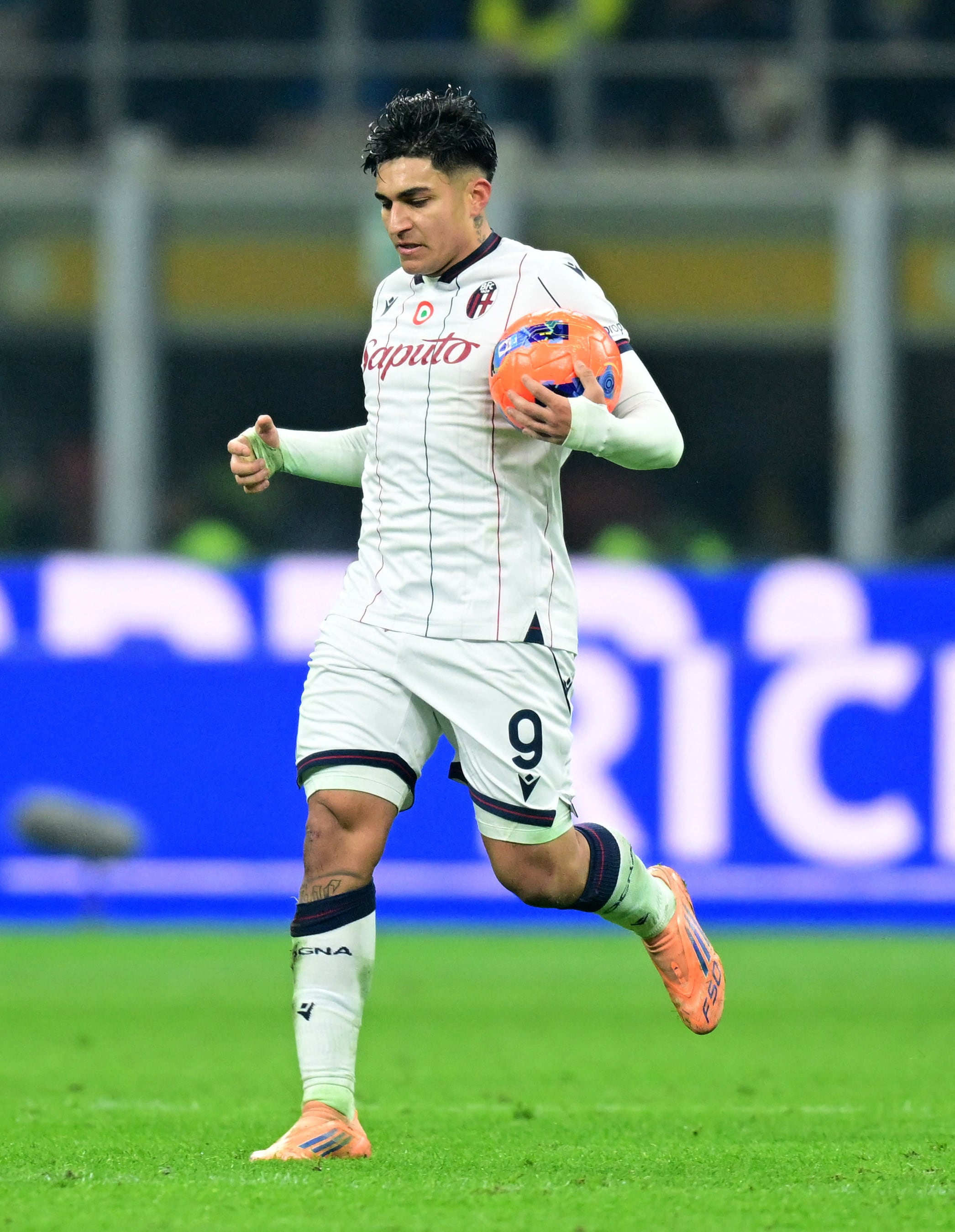 Santiago Castro fue titular con Bologna ante el Inter de Milán (REUTERS/Daniele Mascolo)
