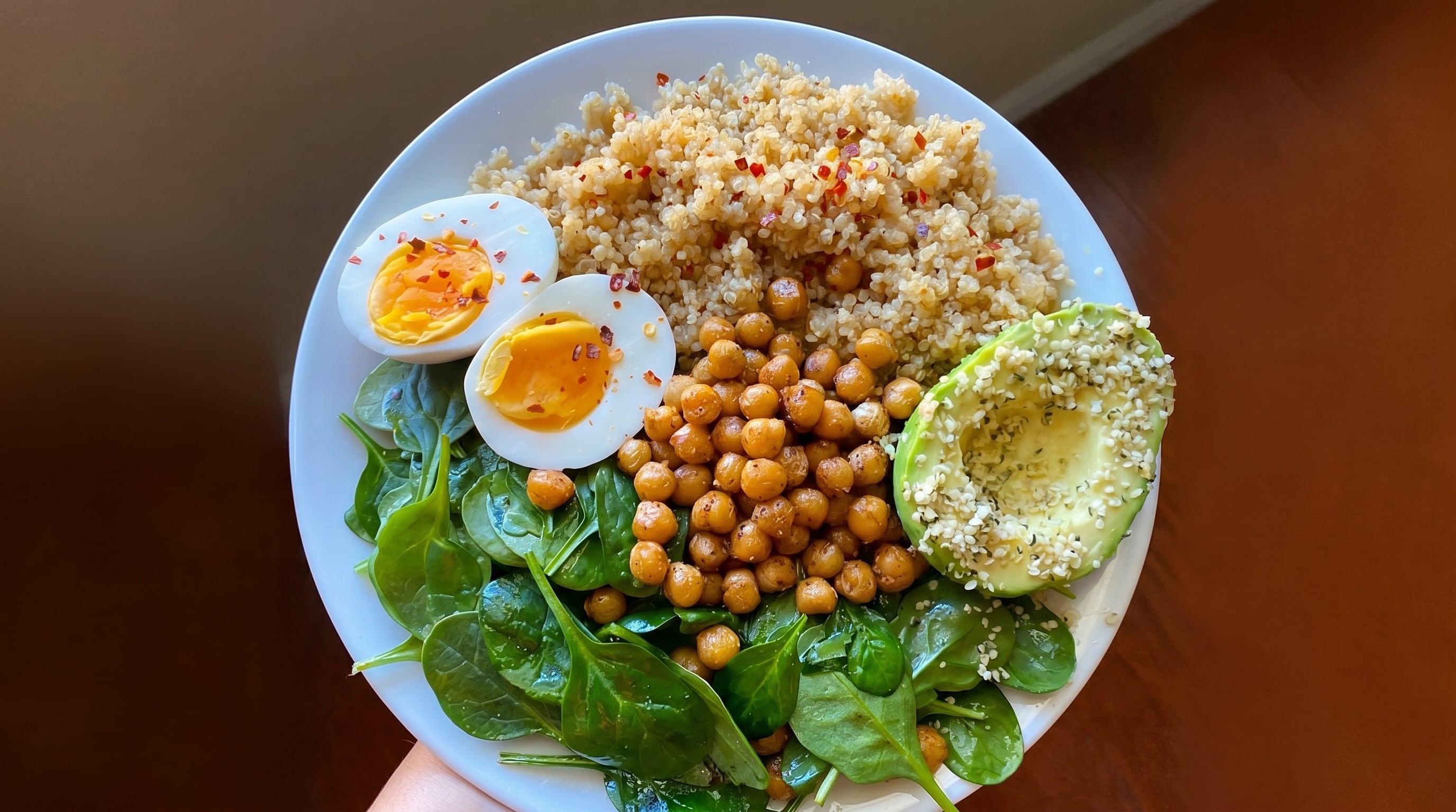 Las legumbres, semillas y verduras de hoja verde son aliados fundamentales para quienes buscan cubrir sus necesidades de hierro sin carne. (Imagen Ilustrativa Infobae)