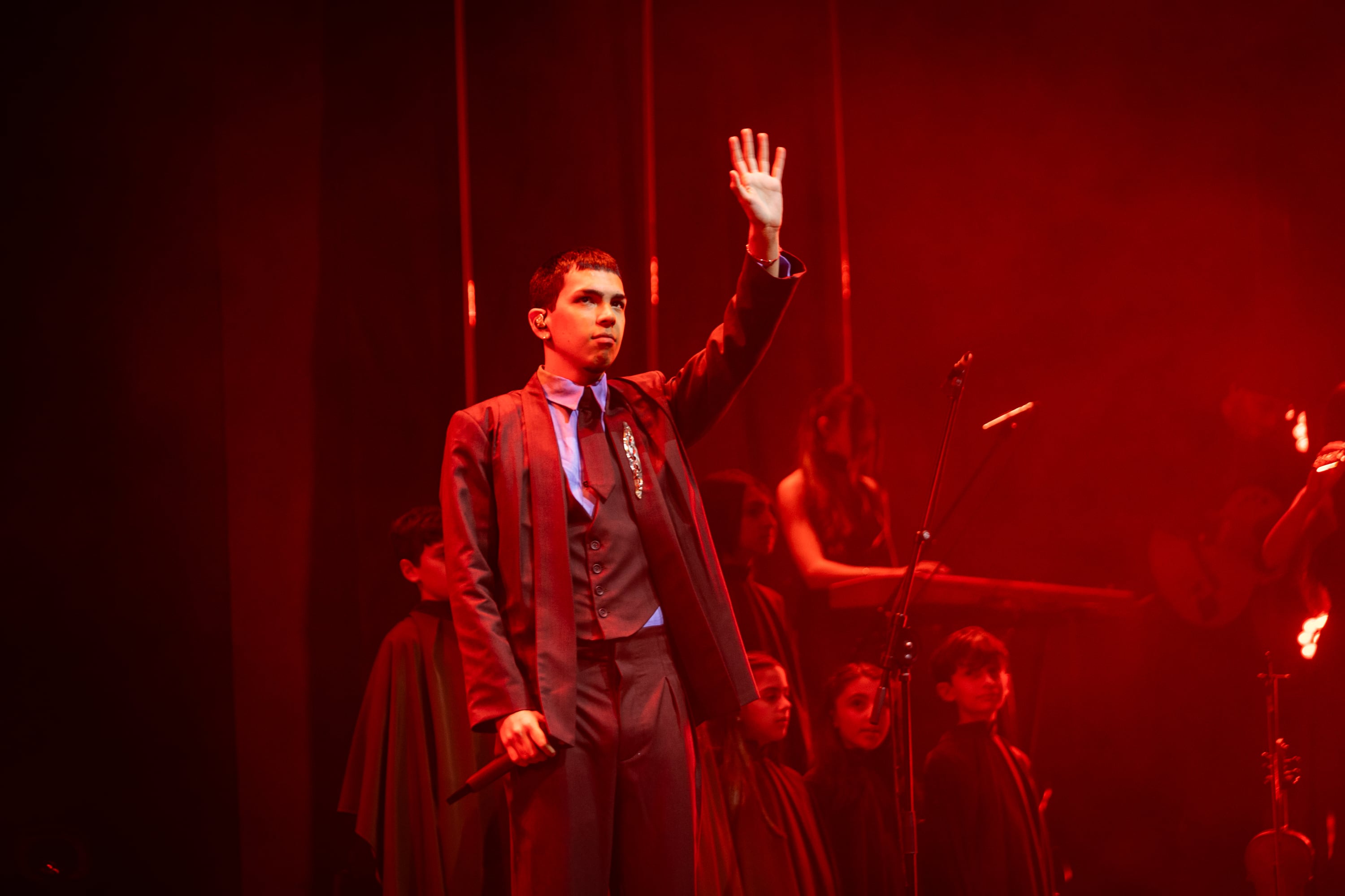 El repertorio de Milo J incluyó “Niño” y “Luciérnagas”, canciones que exploran temas de muerte, memoria y esperanza, destacando su profundidad conceptual