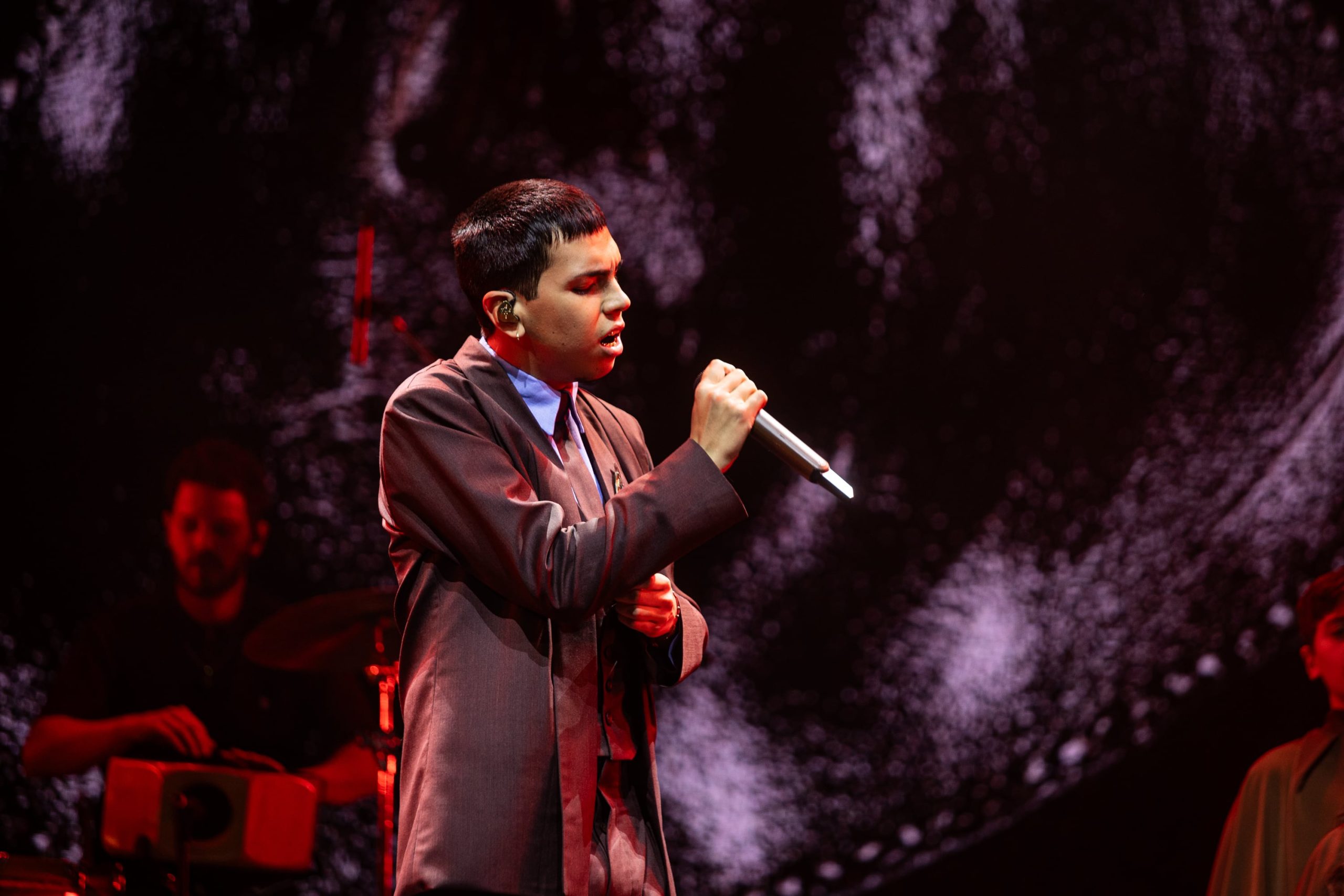Con un coro de niños y una emotiva apertura, Milo J abrió su noche consagratoria en los Premios Carlos Gardel 2026