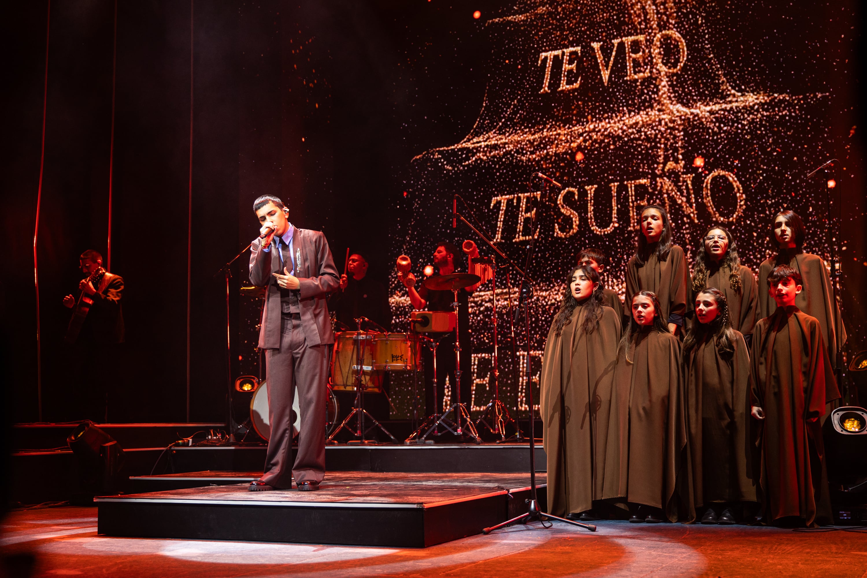 Milo J abrió la gala central de los Premios Carlos Gardel 2026 con una emotiva actuación junto a un coro infantil en el Teatro Coliseo (Agustín Dusserre/ Ignacio Arnedo)