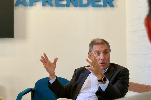 Con una economía que crecerá menos de lo esperado, Orsi prioriza infancia y seguridad