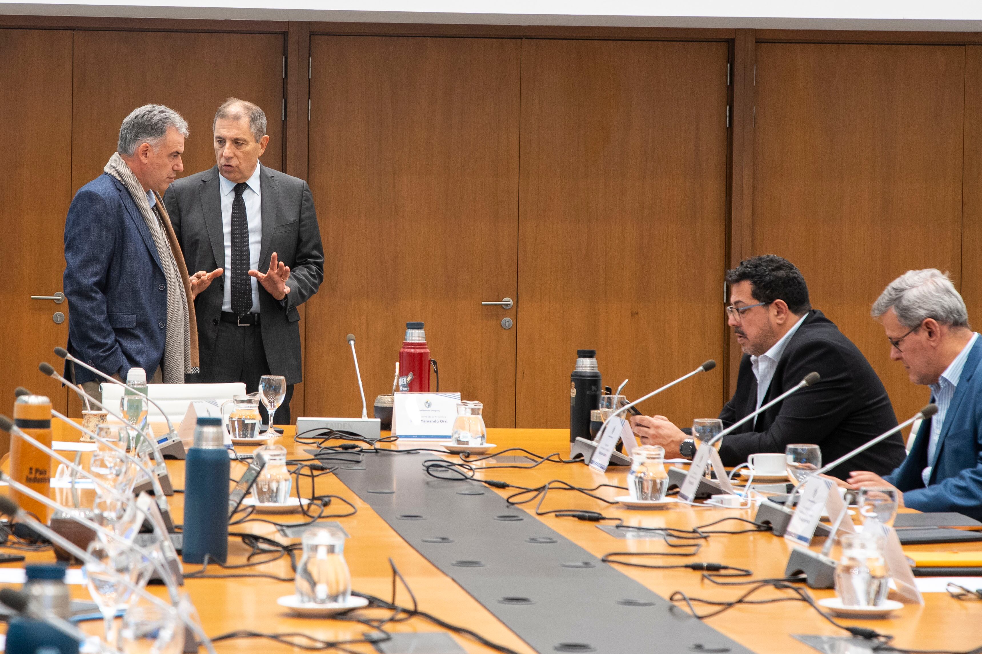 El presidente de Uruguay, Yamandú Orsi, junto al ministro de Economía, Gabriel Oddone, en un Consejo de Ministros (Presidencia)