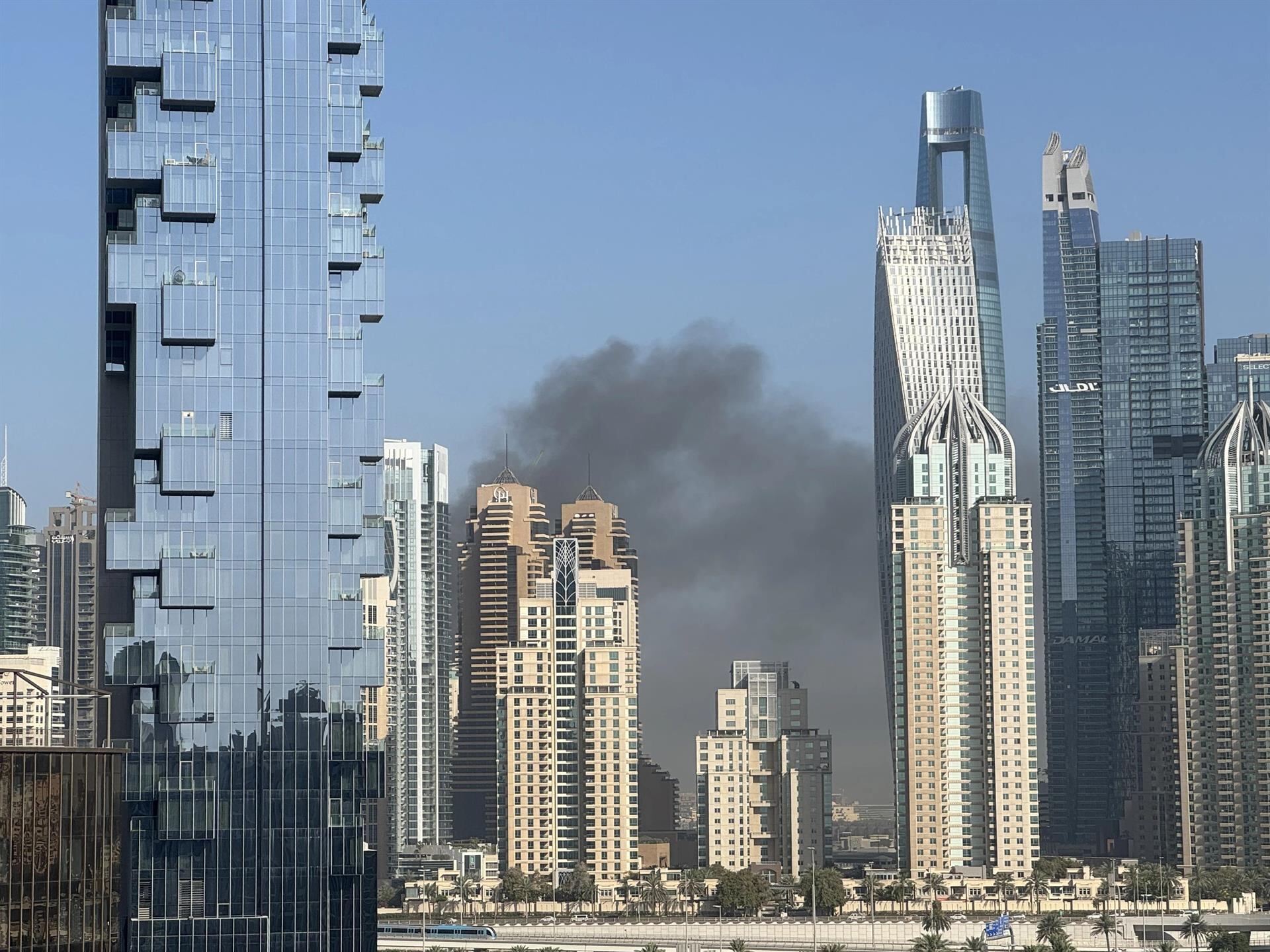 Emiratos Árabes Unidos denunció tres heridos de gravedad durante el último ataque iraní con misiles y drones hacia su territorio (Europa Press)