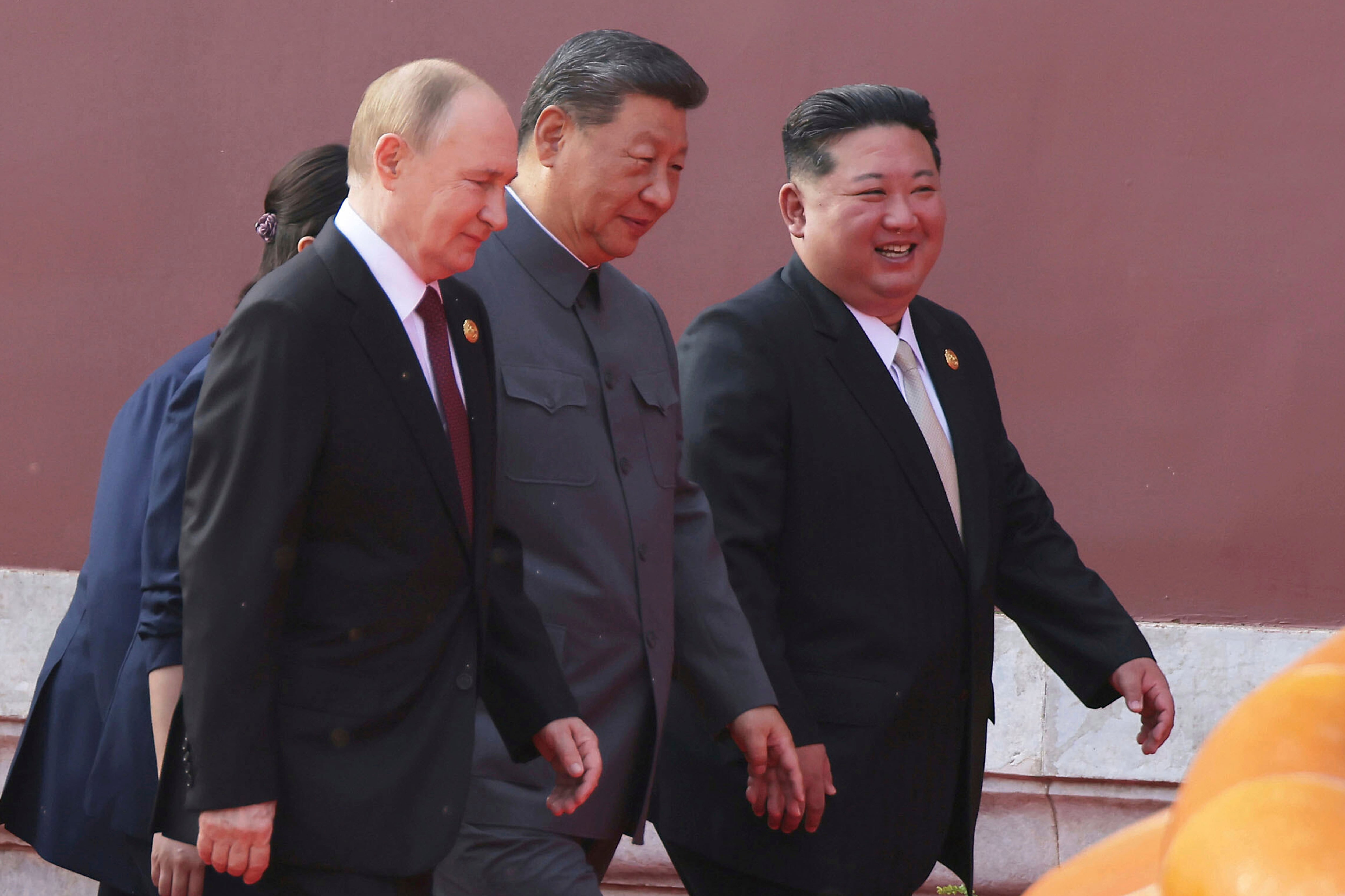 El presidente ruso Vladímir Putin, el presidente chino Xi Jinping y el líder norcoreano Kim Jong Un en Beijing en septiembre de 2025; semanas después, Putin y Xi expresaron su oposición a las presiones occidentales sobre Pyongyang. (Agencia Central de Noticias de Corea/Korea News Service vía AP)