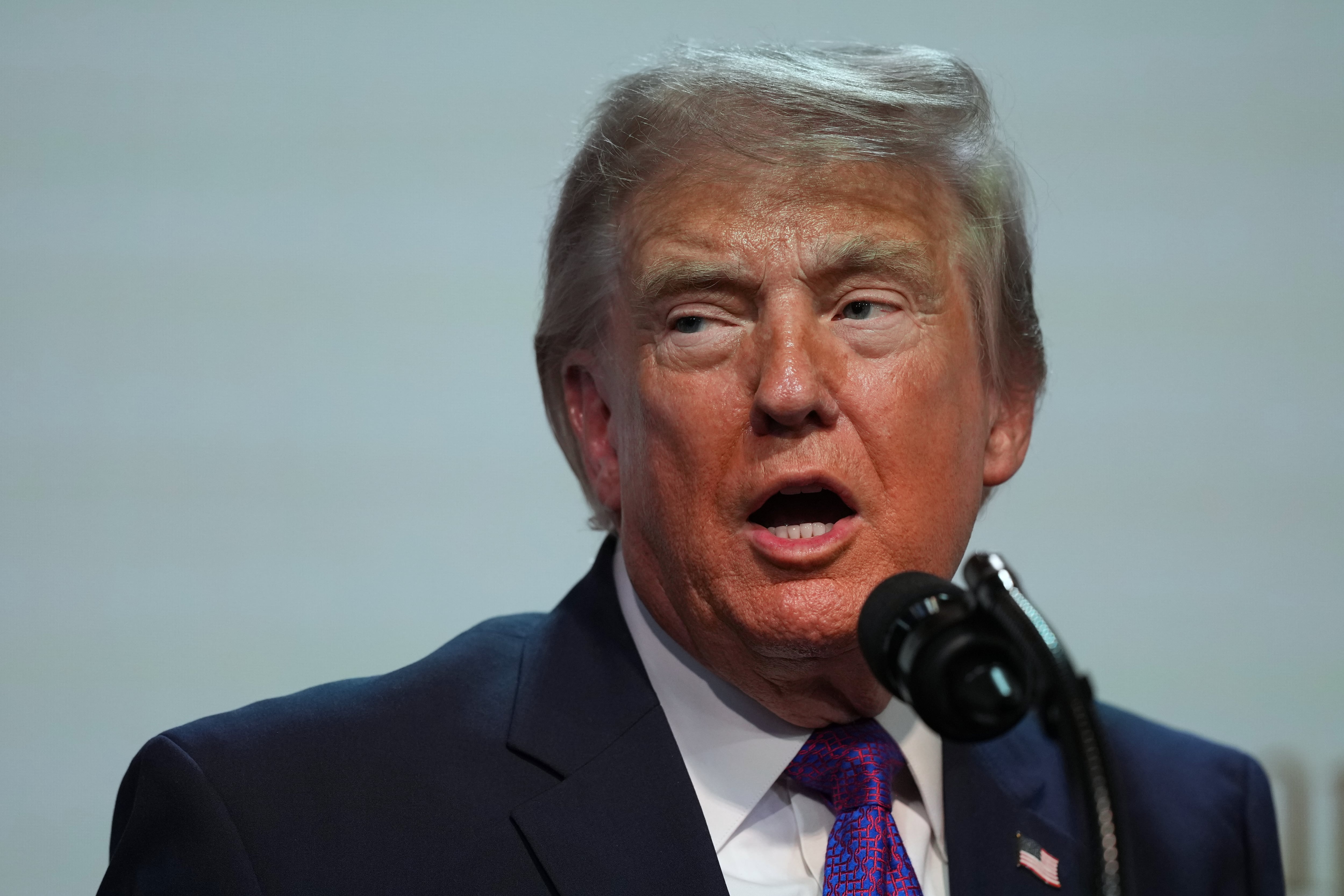 El presidente Donald Trump pronuncia un discurso en el Edificio Ejecutivo Eisenhower de la Casa Blanca (AP Foto/Julia Demaree Nikhinson)