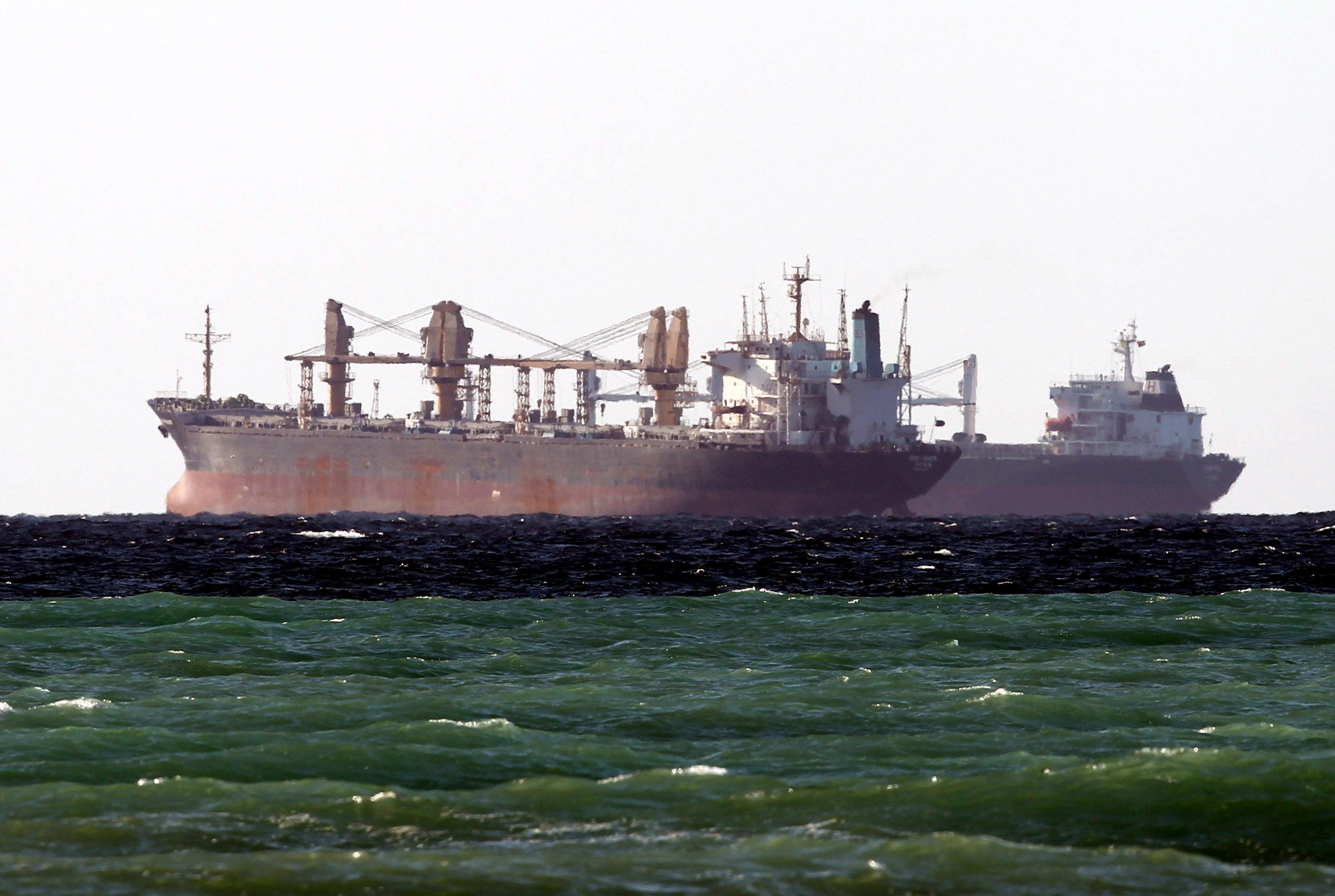 El tráfico de gas natural licuado por Ormuz sigue limitado, con solo ocho travesías de buques metaneros desde el inicio de la guerra. EFE/Ali Haider