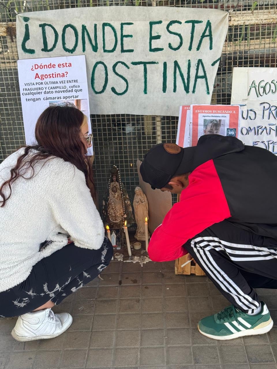 Sobre la vereda improvisaron un altar y encendieron velas para honrar a la adolescente (Foto/Mario Sar)