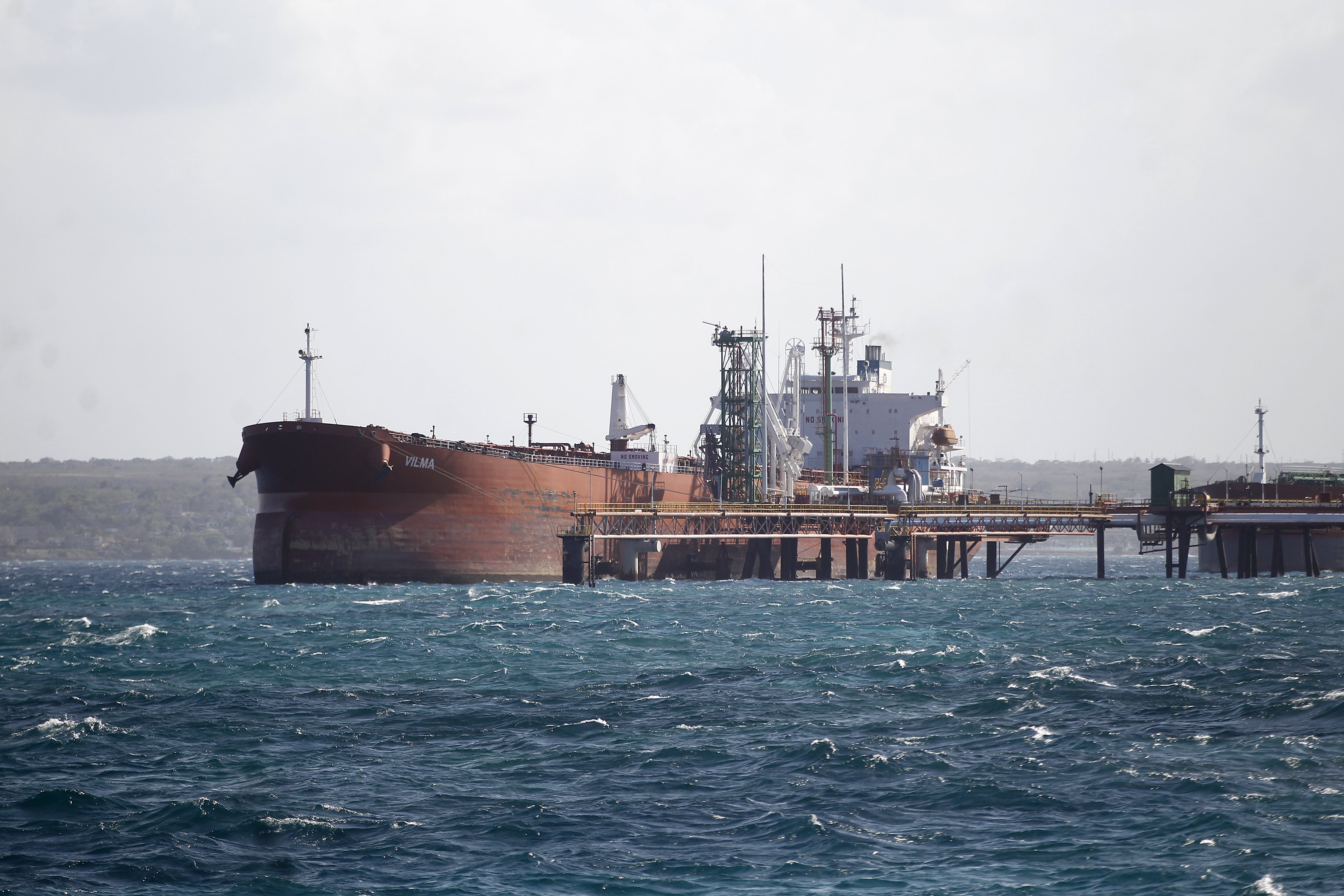 El petrolero ruso Anatoli Kolodkin llega al puerto de Matanzas en medio de la grave crisis energética que atraviesa Cuba (EFE/Archivo)