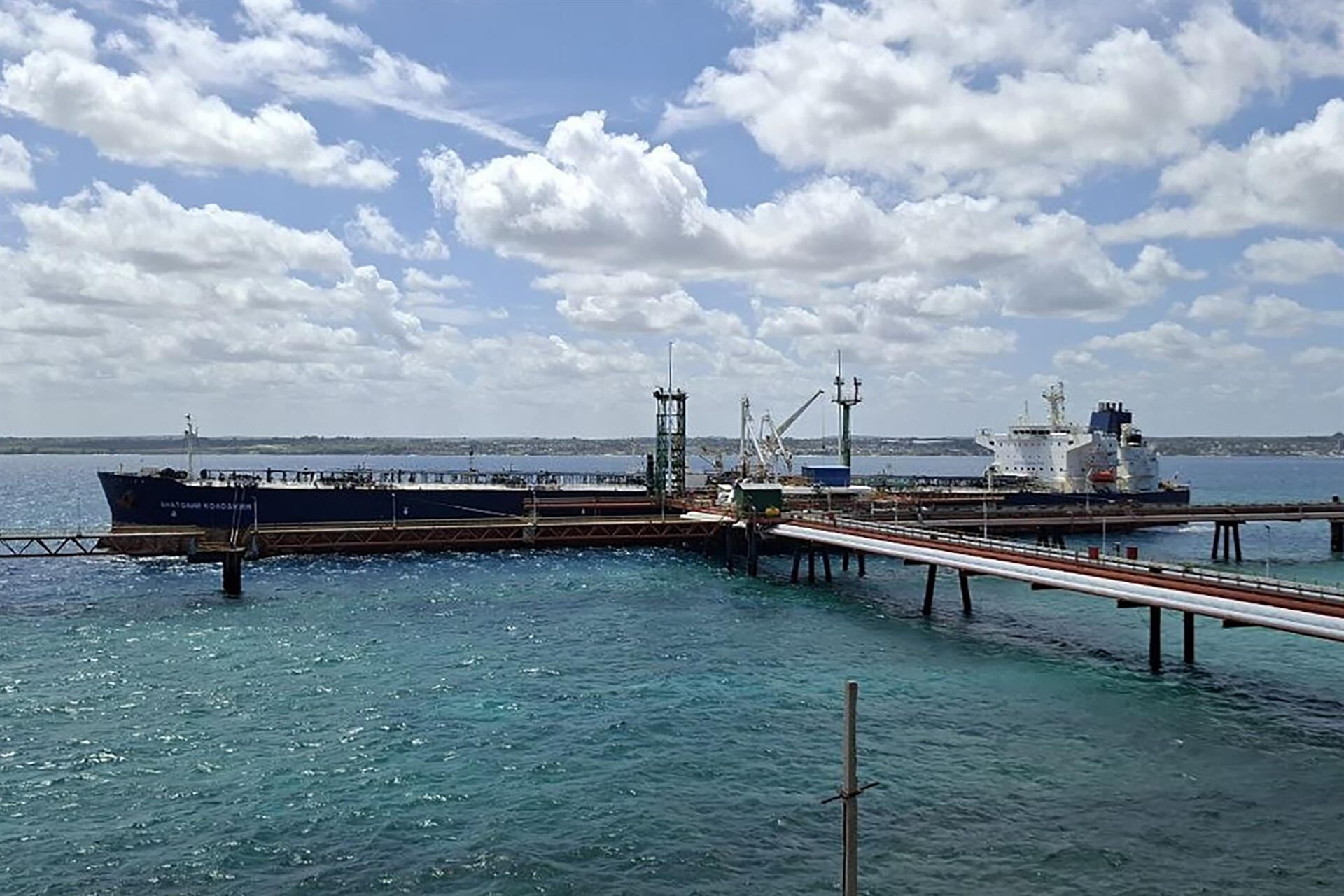 Crisis energética en Cuba: un petrolero ruso con 240.000 barriles de diésel desvió su rumbo y no llegará a la isla