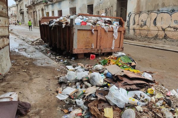 Crisis sanitaria en La Habana: la quema de basura se impone ante el colapso del servicio de recolección