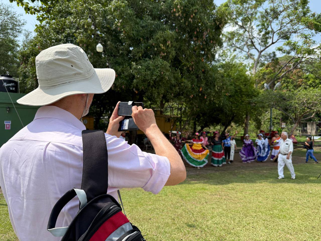 Visitantes del crucero Volendam exploran el Museo del Ferrocarril en Sonsonate, donde participan en actividades culturales y conocen la historia ferroviaria. (Cortesía: Alcaldía de Sonsonate)